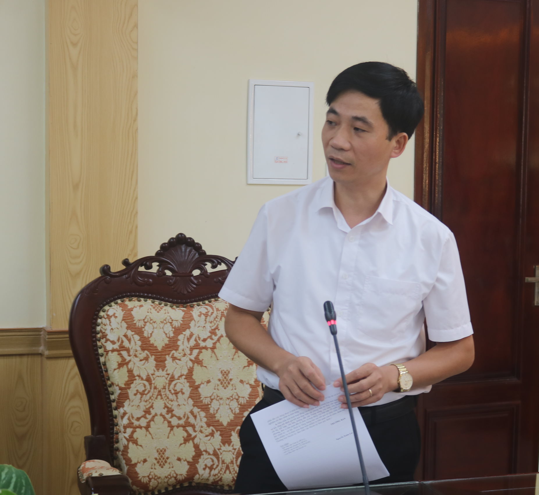 Đồng chí Hoàng Văn Lực, Phó Chủ tịch UBND huyện phát biểu tại hội nghị