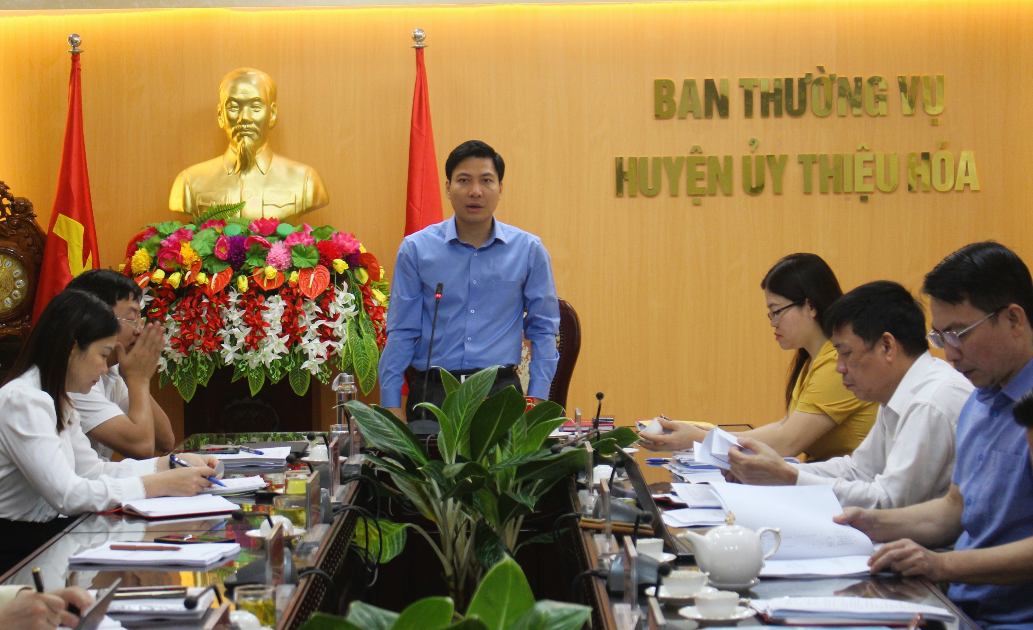 Đồng chí Bí thư Huyện ủy Nguyễn Văn Biện phát biểu triển khai hội nghị