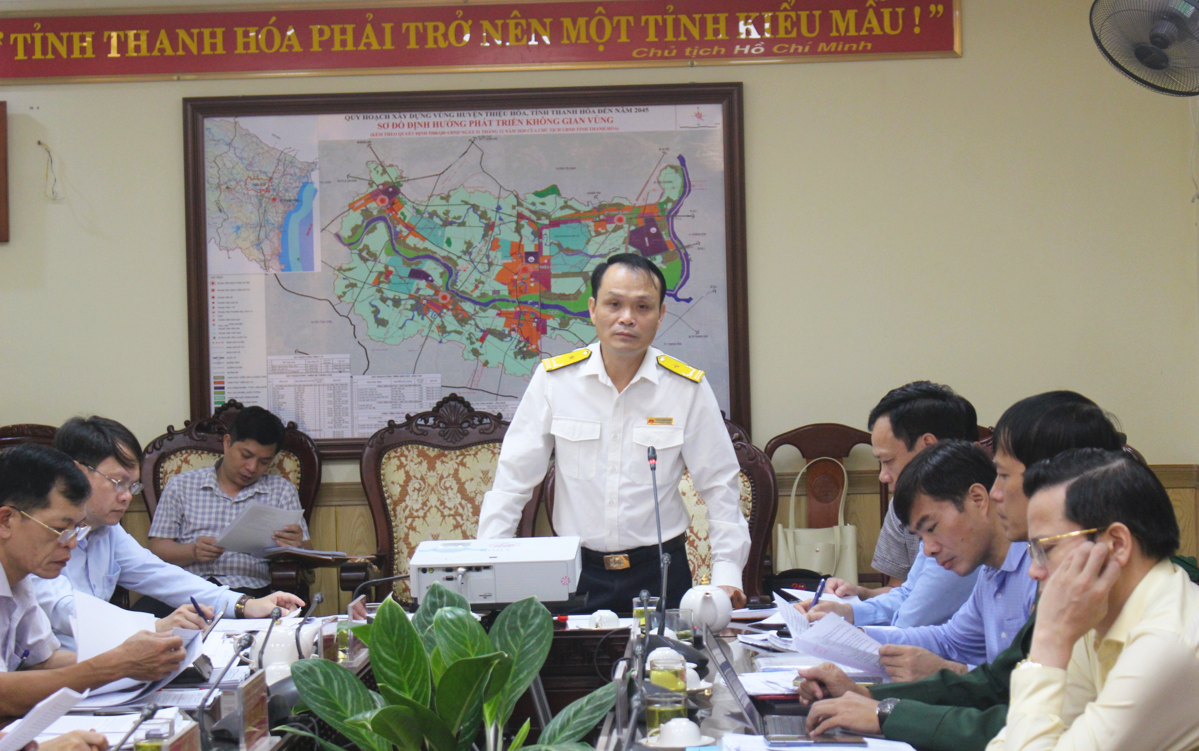 Phó Chi cục trưởng Chi cục Thuế khu vực Yên Định - Thiệu Hóa Trịnh Hùng Mạnh phát biểu tại hội nghị