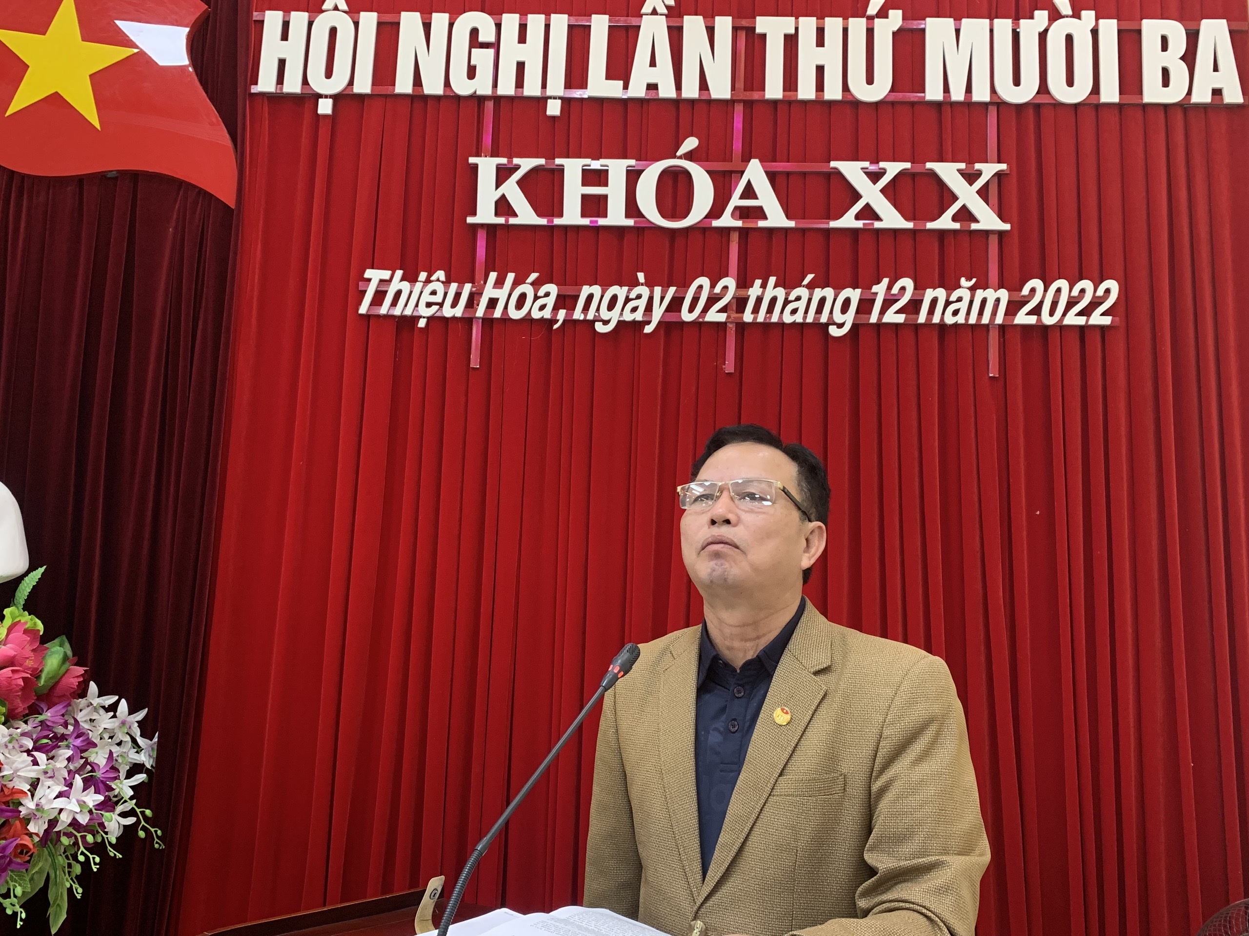 Bí thư Đảng ủy xã Thiệu Trung Hoàng Văn Nam thảo luận tại hội nghị