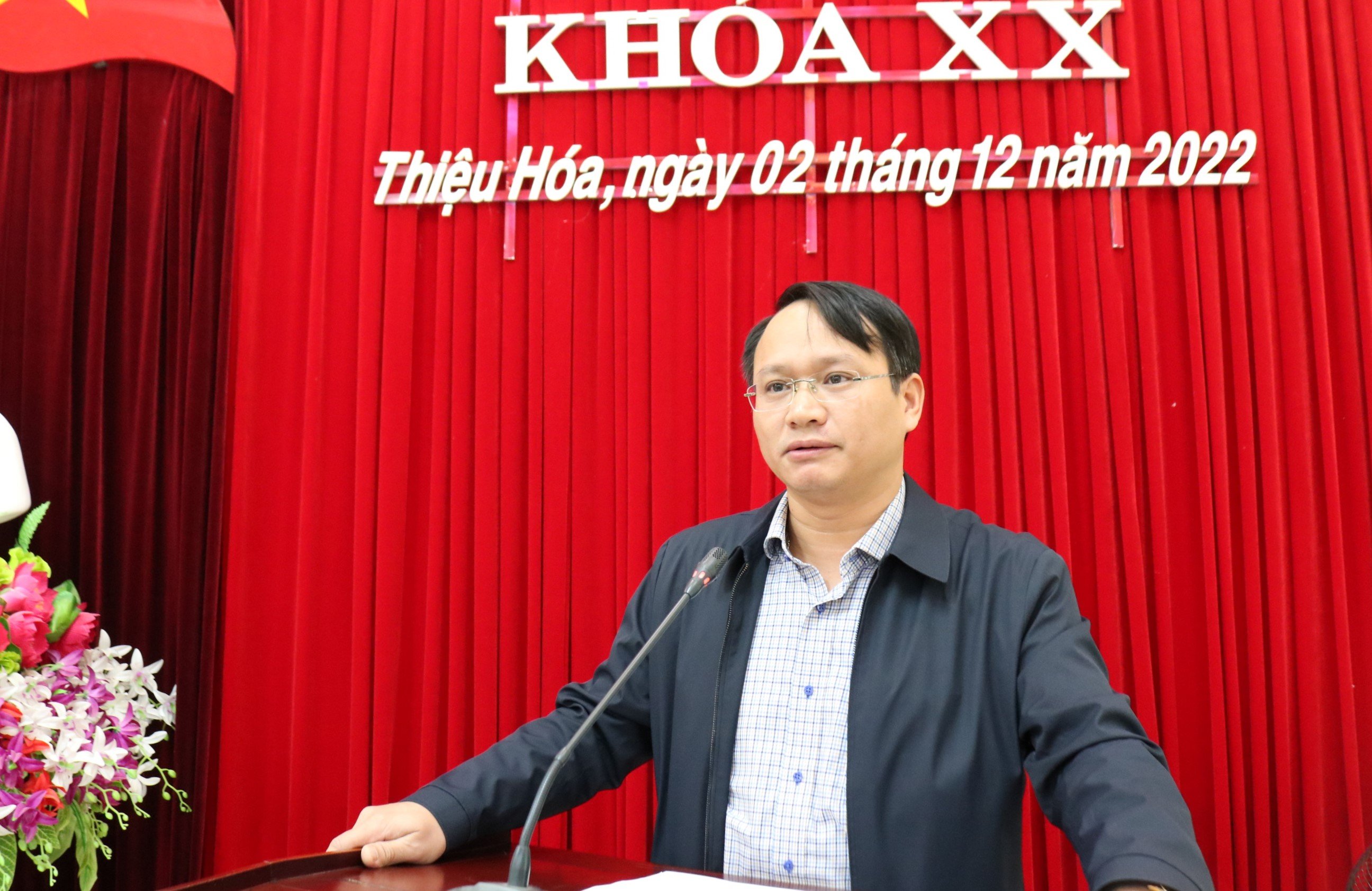 Bí thư Đảng ủy thị trấn Thiệu Hóa Nguyễn Ngọc Hiểu thảo luận tại hội nghị