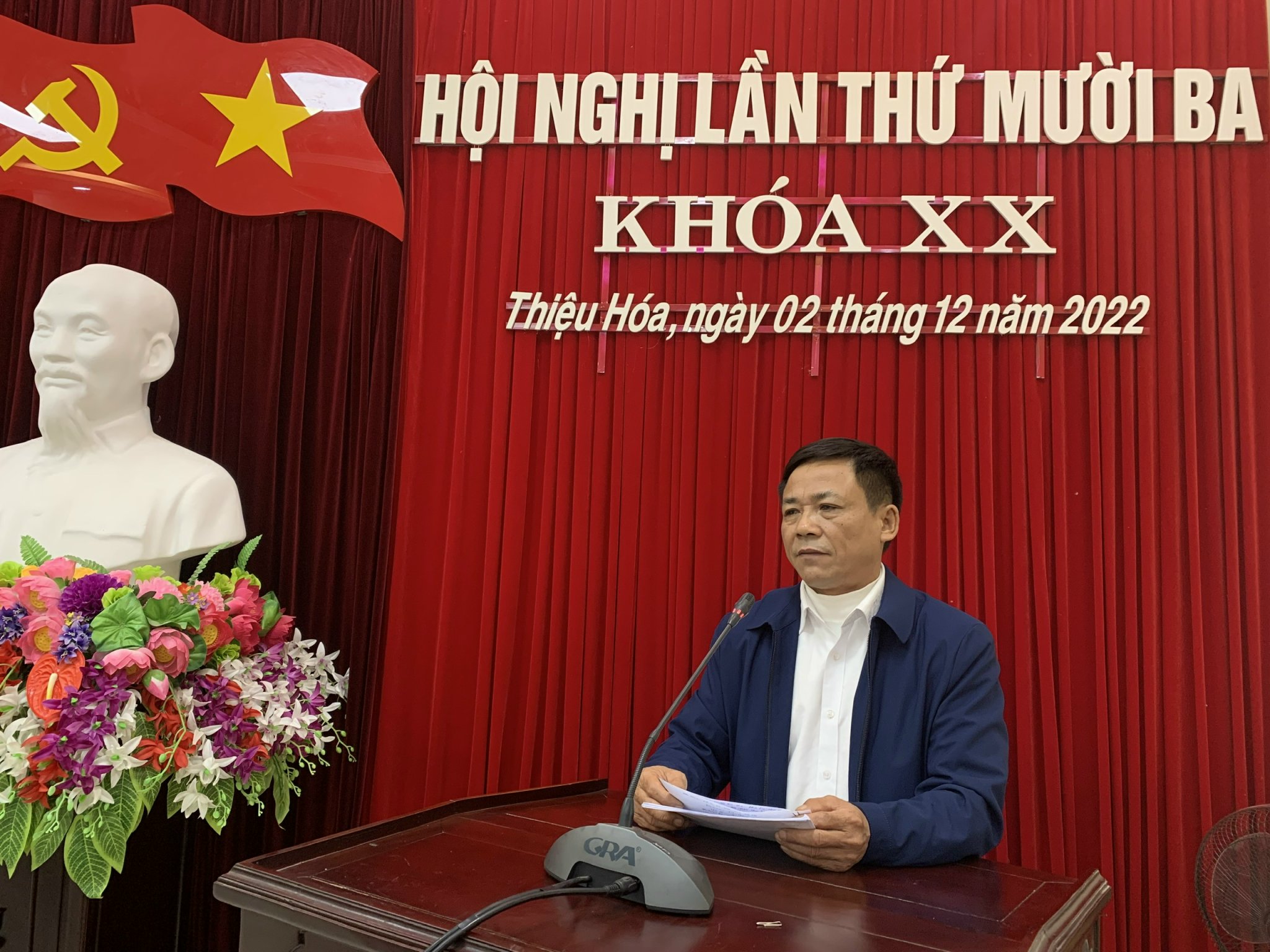 Bí thư Đảng ủy xã Thiệu Toán Hoàng Bá Lâm thảo luận tại hội nghị