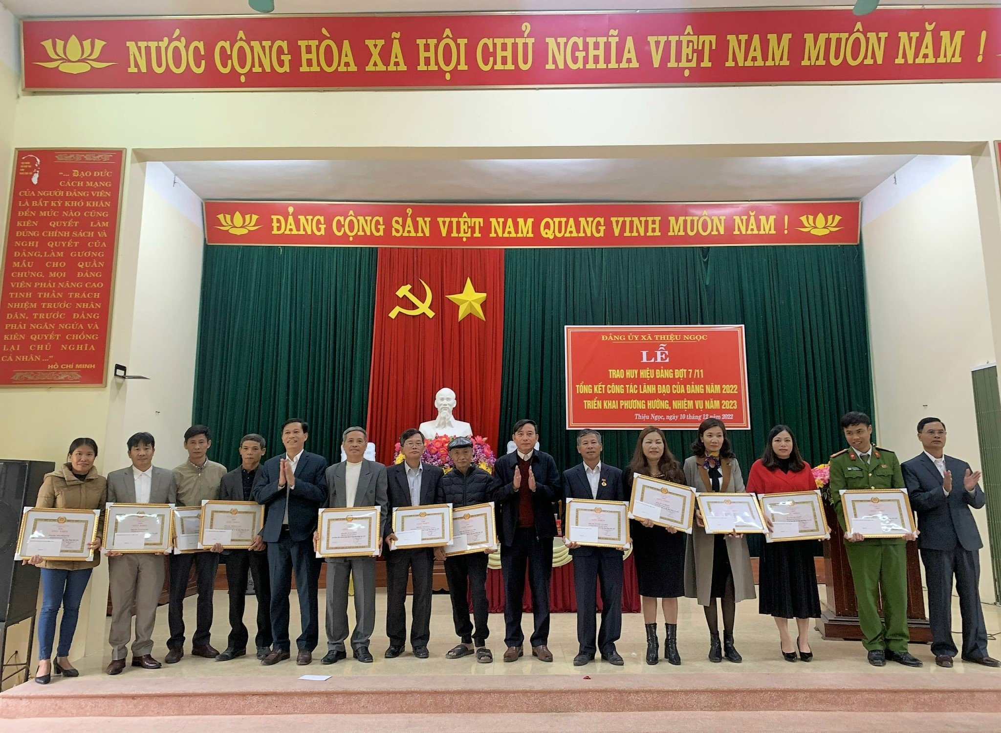 Các tập thể, cá nhân có nhiều thành tích xuất sắc trong năm 2022 được Đảng ủy biểu dương, khen thưởng