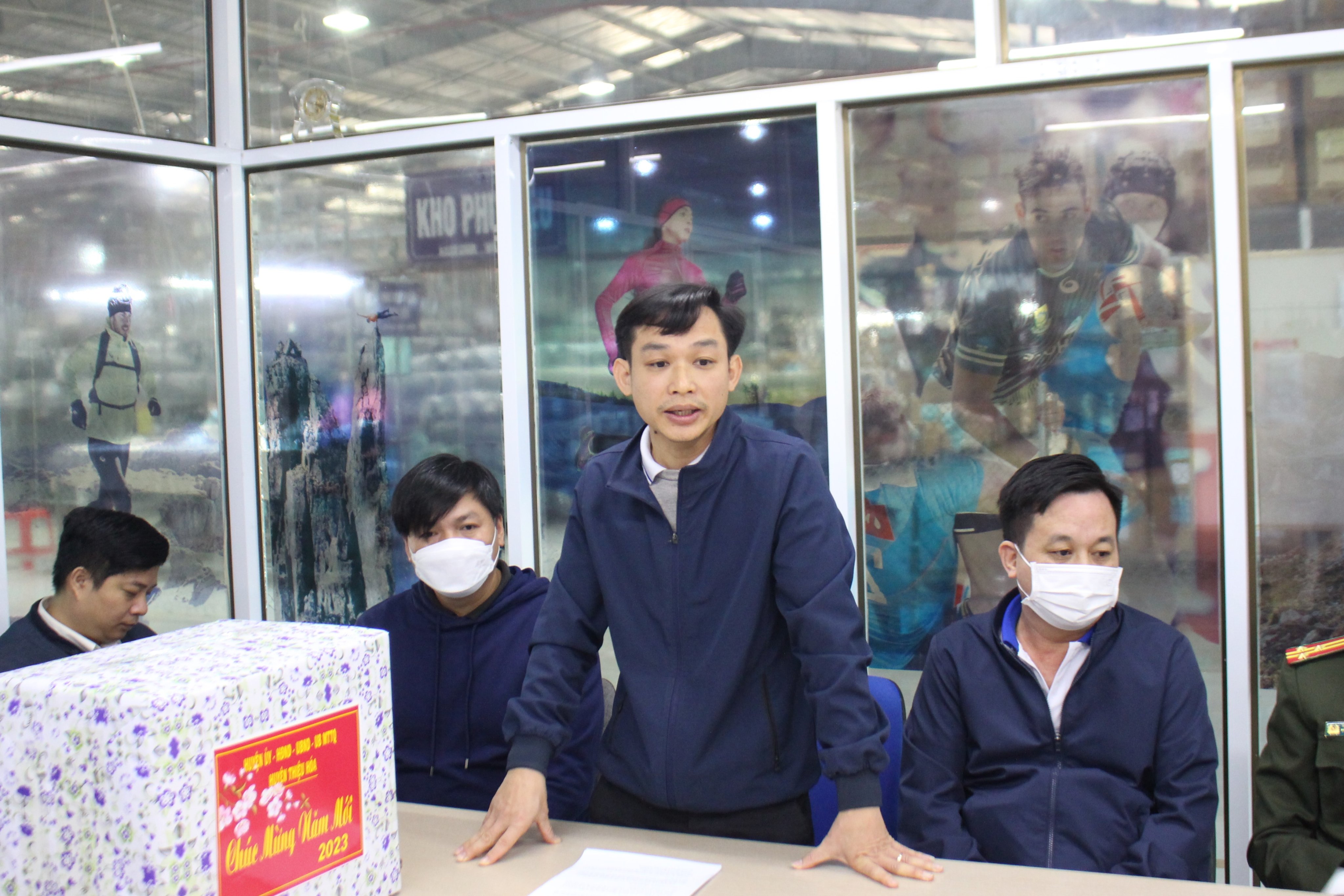 Lãnh đạo Công ty báo cáo kết quả về tình hình sản xuất và lao động, việc làm của doanh nghiệp