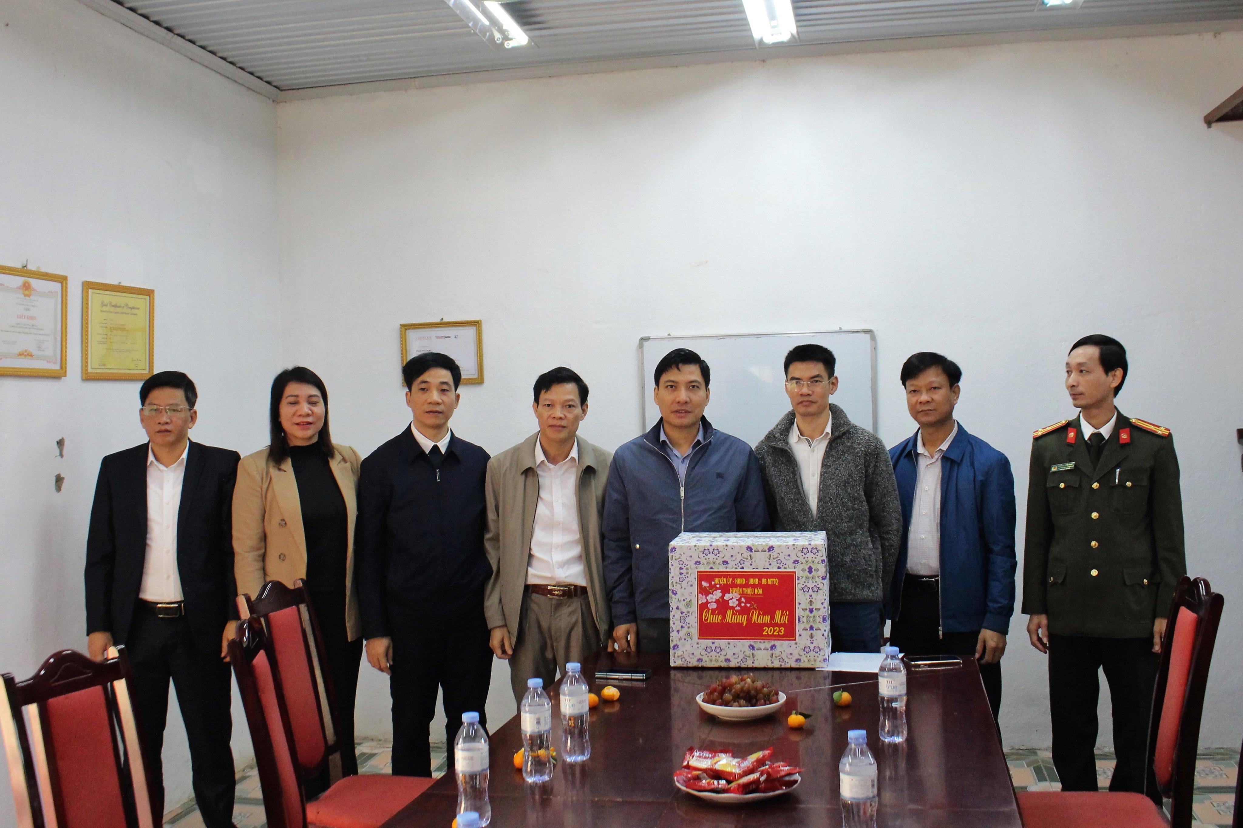 Đồng chí Nguyễn Văn Biện, Bí thư Huyện ủy, Chủ tịch HĐND huyện tặng quà chúc mừng doanh nghiệp nhân dịp năm mới 2023.