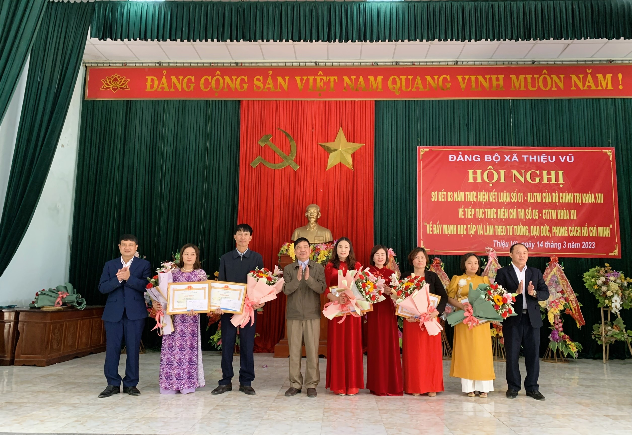 1 tập thể và 4 cá nhân điển hình tiên tiến trong việc học tập và làm theo tư tưởng, đạo đức, phong cách Hồ Chí Minh.
