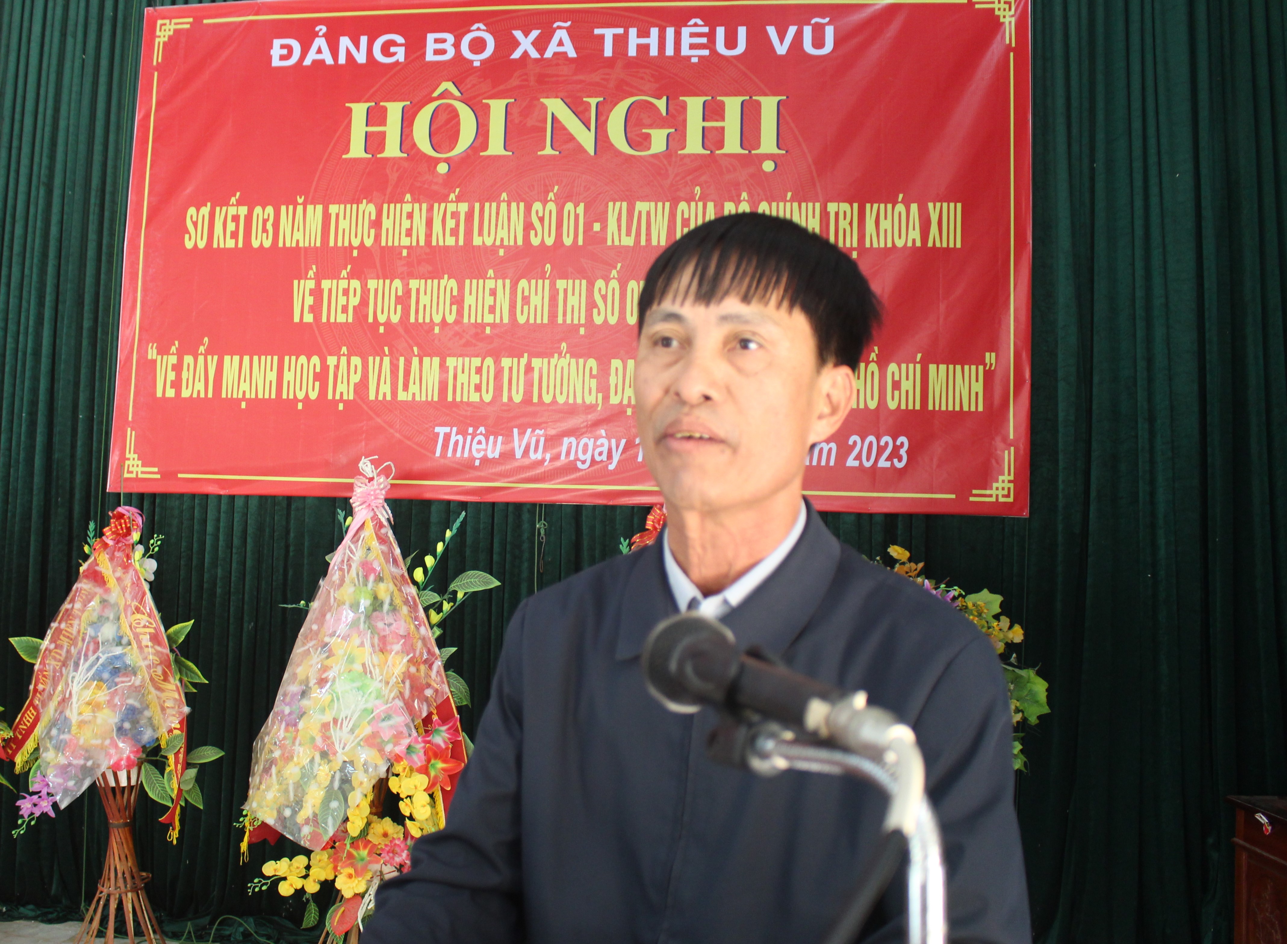 Đại biểu tham luận tại hội nghị.