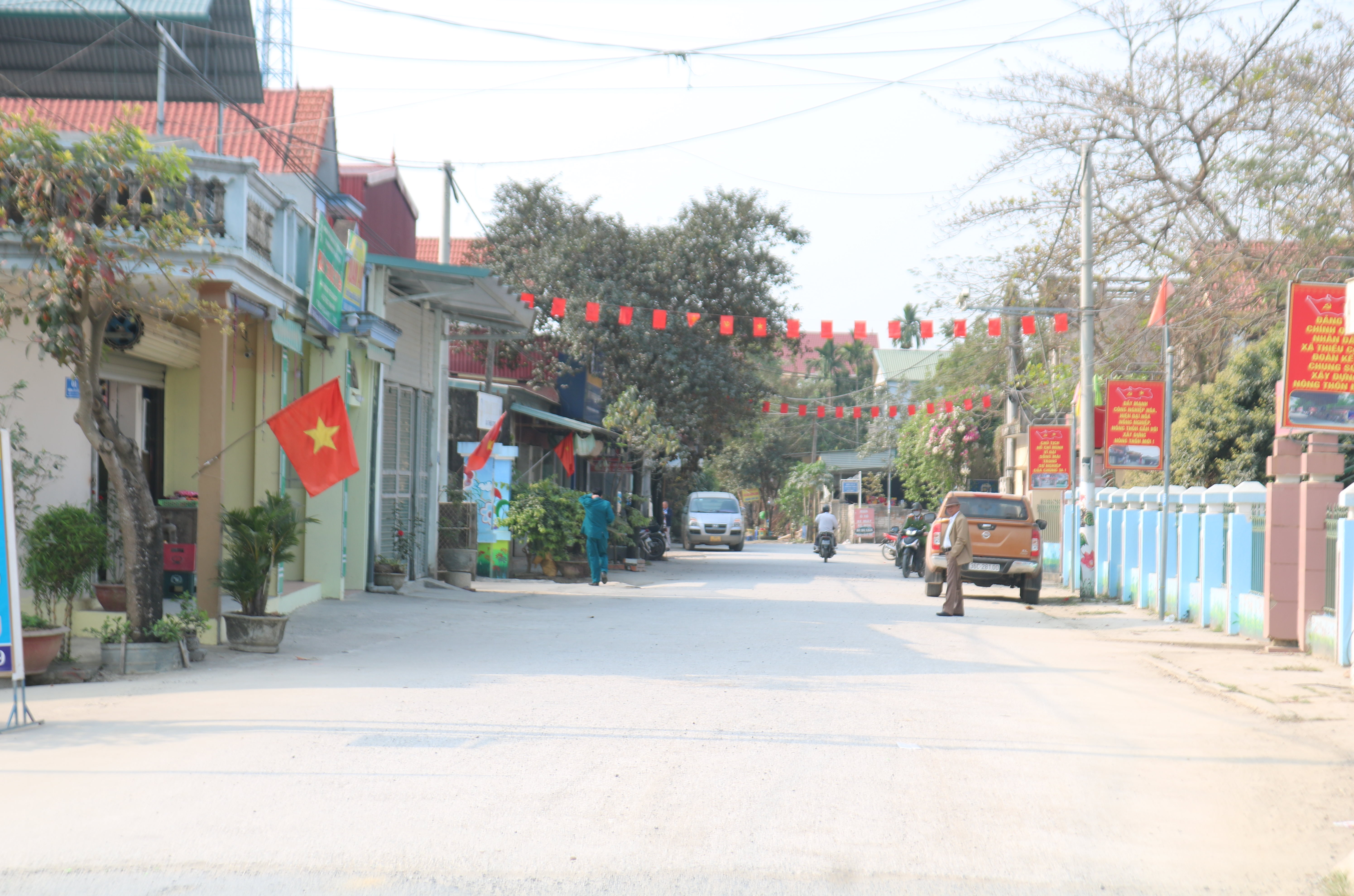 Đường liên thôn, liên xóm của xã Thiệu Công rộng rãi