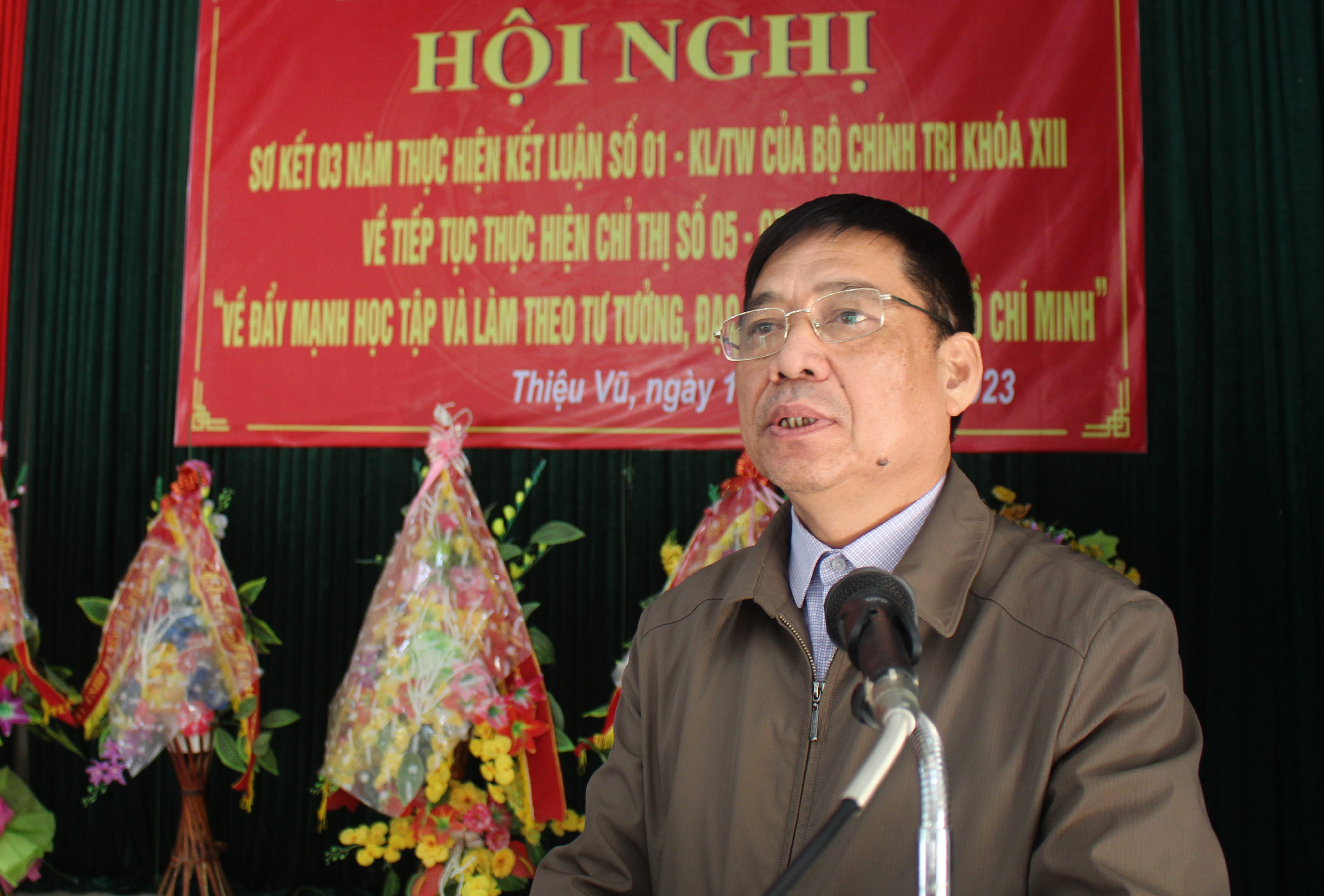 Đồng chí Nguyễn Duy Thứ, Trưởng Ban Tuyên giáo Huyện ủy phát biểu chỉ đạo tại hội nghị.