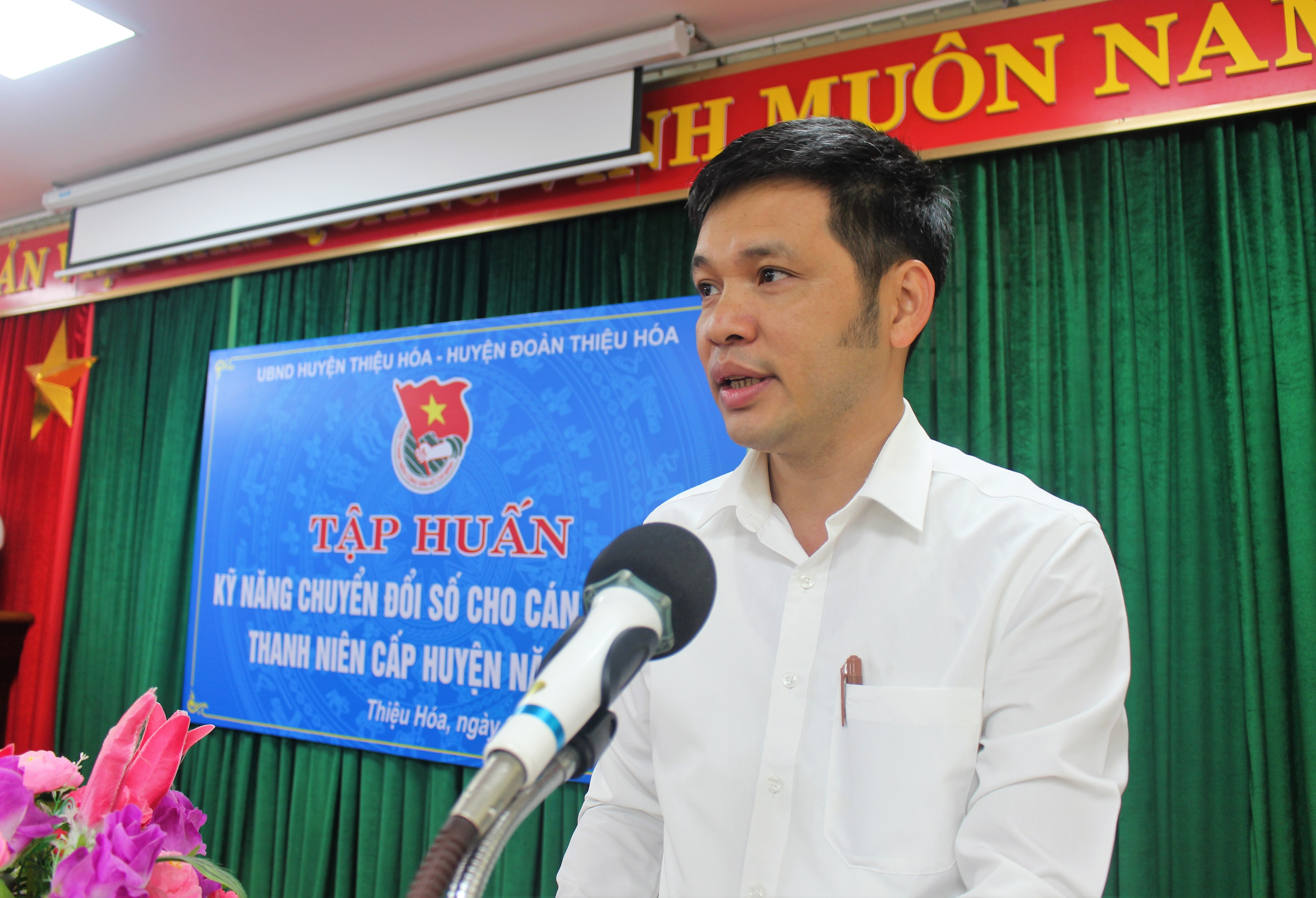 Đồng chí Nguyễn Quang Hòa, Phó Trưởng Phòng Văn hóa - Thông tin phát biểu khai mạc hội nghị tập huấn.