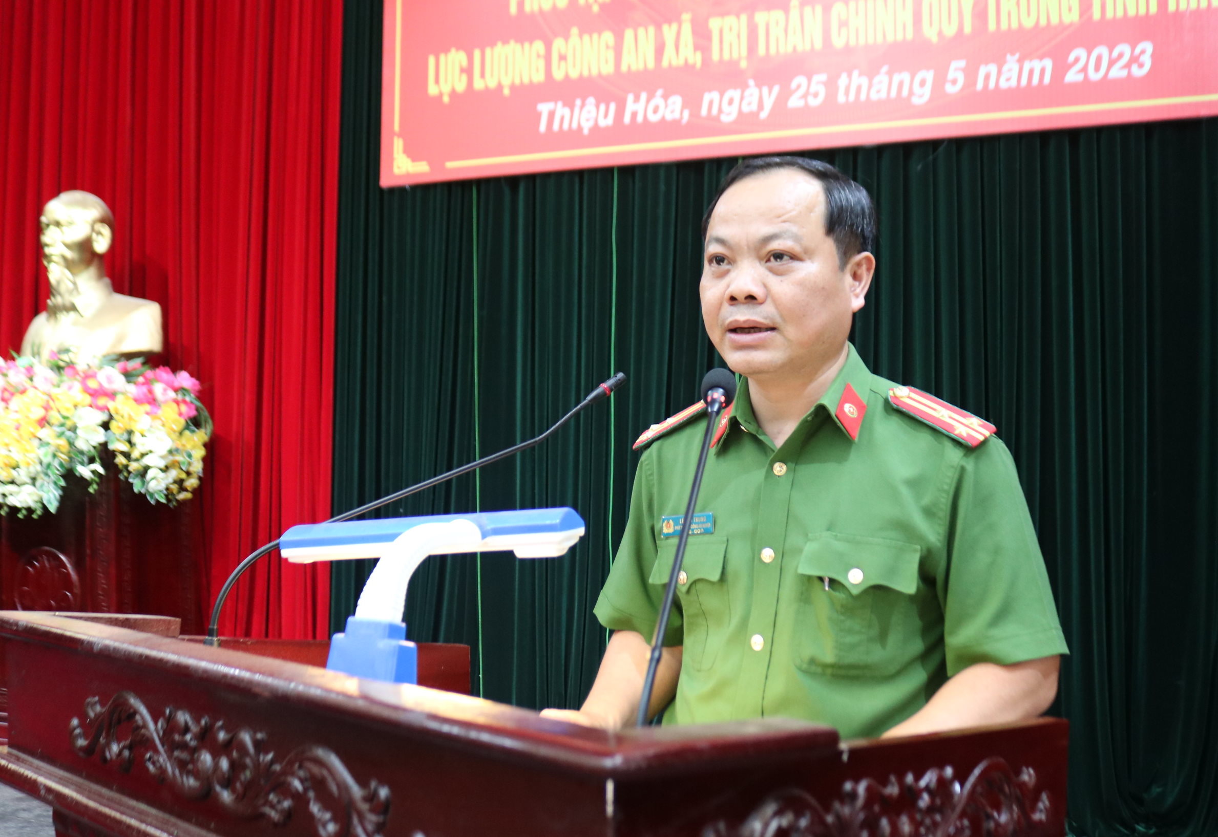 Đồng chí Lê Văn Trung, Phó Trưởng Công an huyện báo cáo tình hình và kế hoạch chuyển hoá địa bàn trọng điểm phức tạp về ANTT