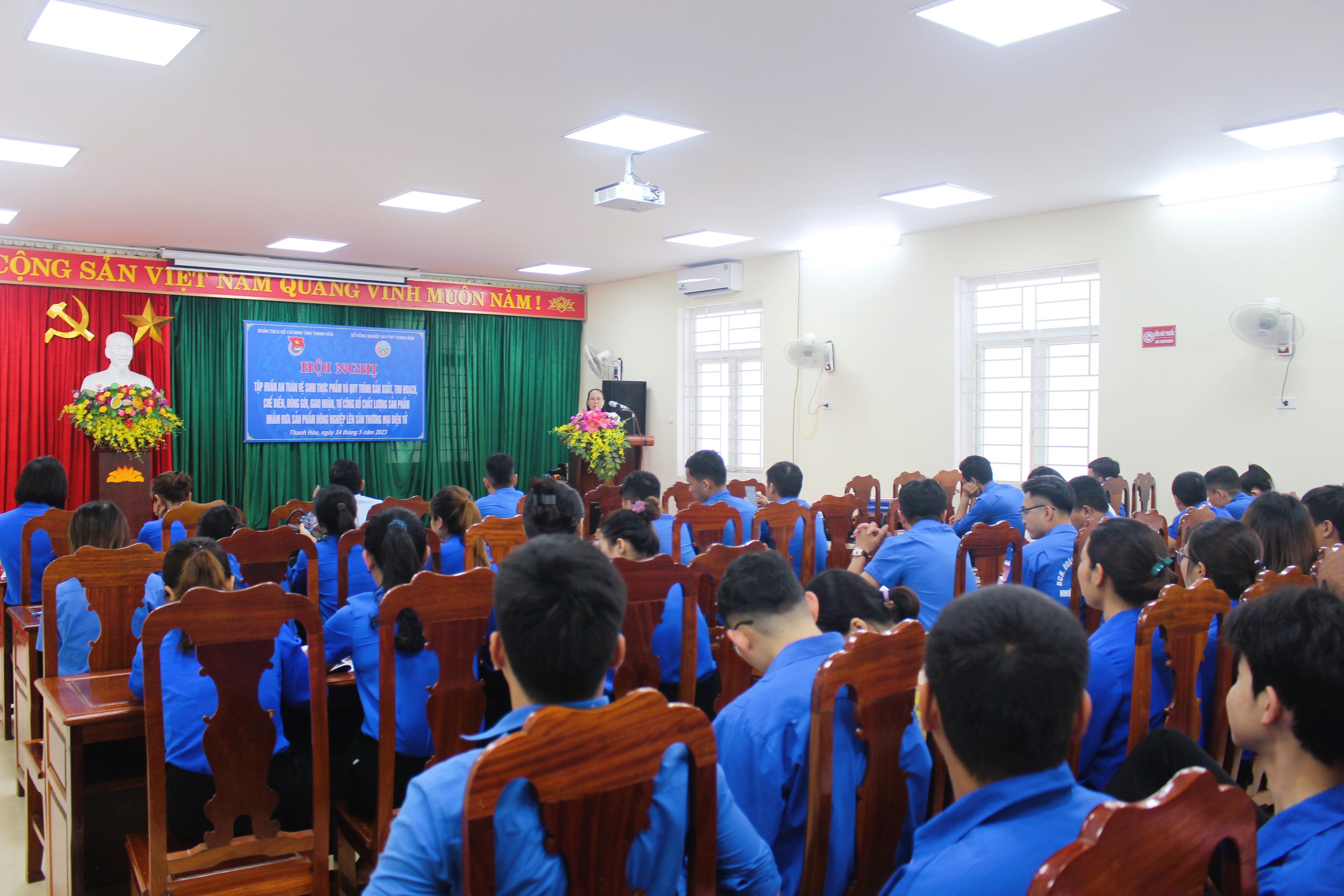 Toàn cảnh hội nghị.