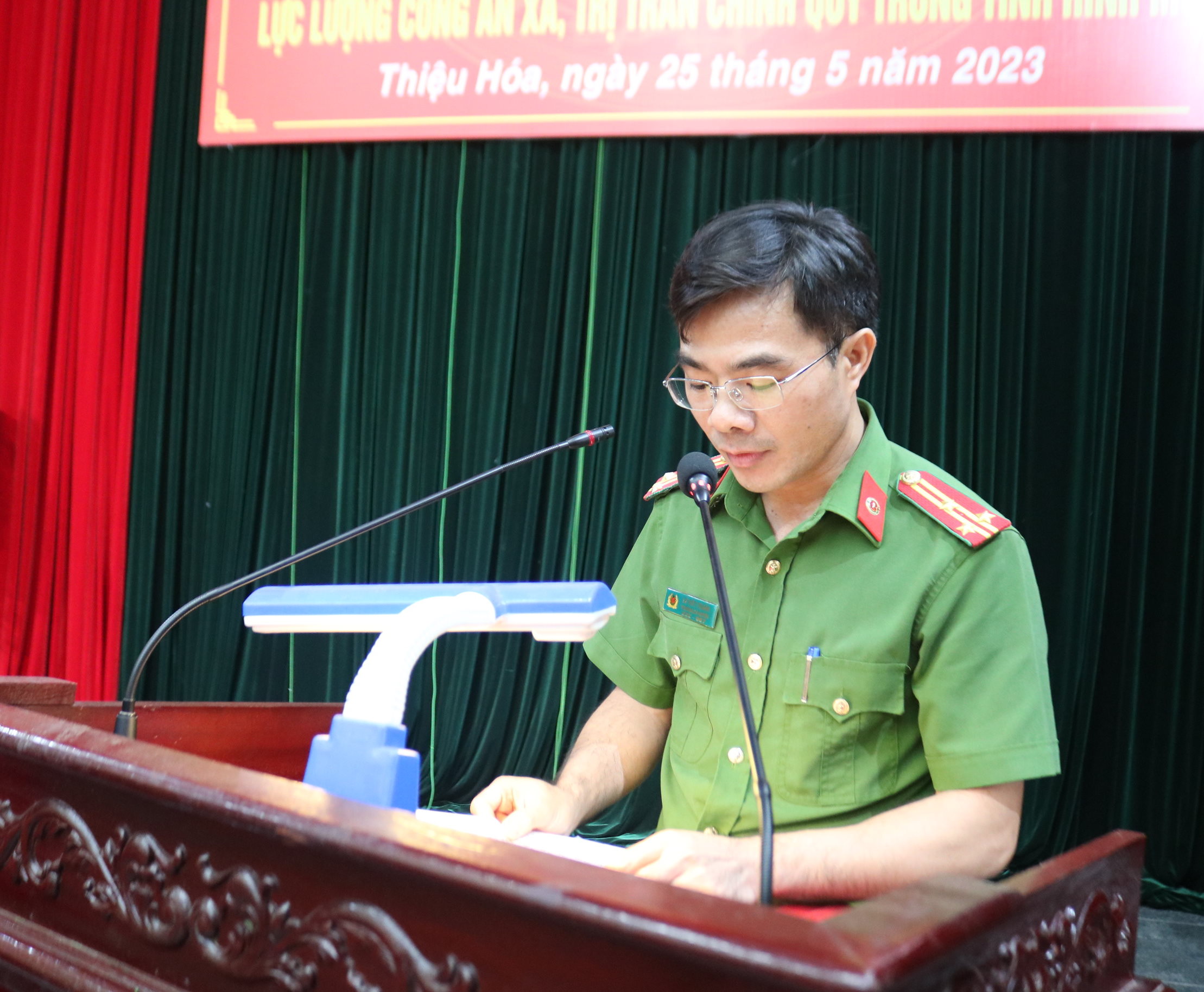 Thượng tá Lê Viết Thuận, Trưởng Công an huyện khai mạc hội nghị