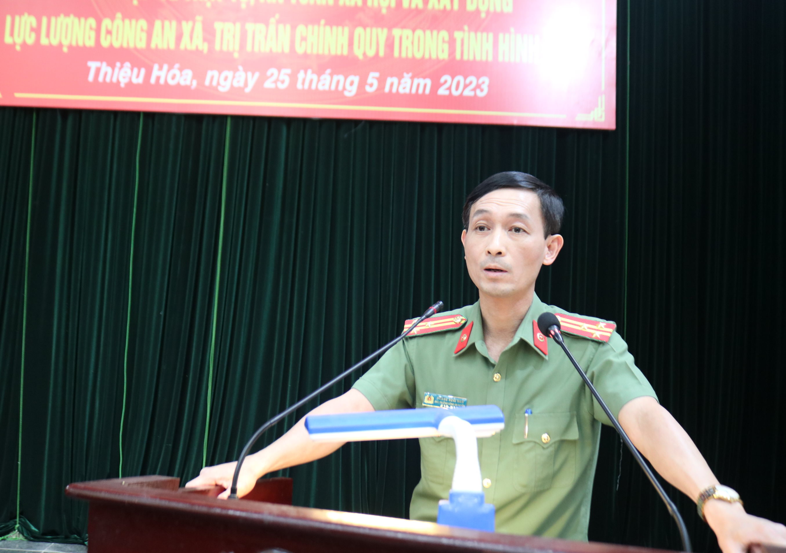 Đồng chí Hoàng Hoài Nam, Phó Trưởng Công an huyện triển khai các văn bản tại hội nghị