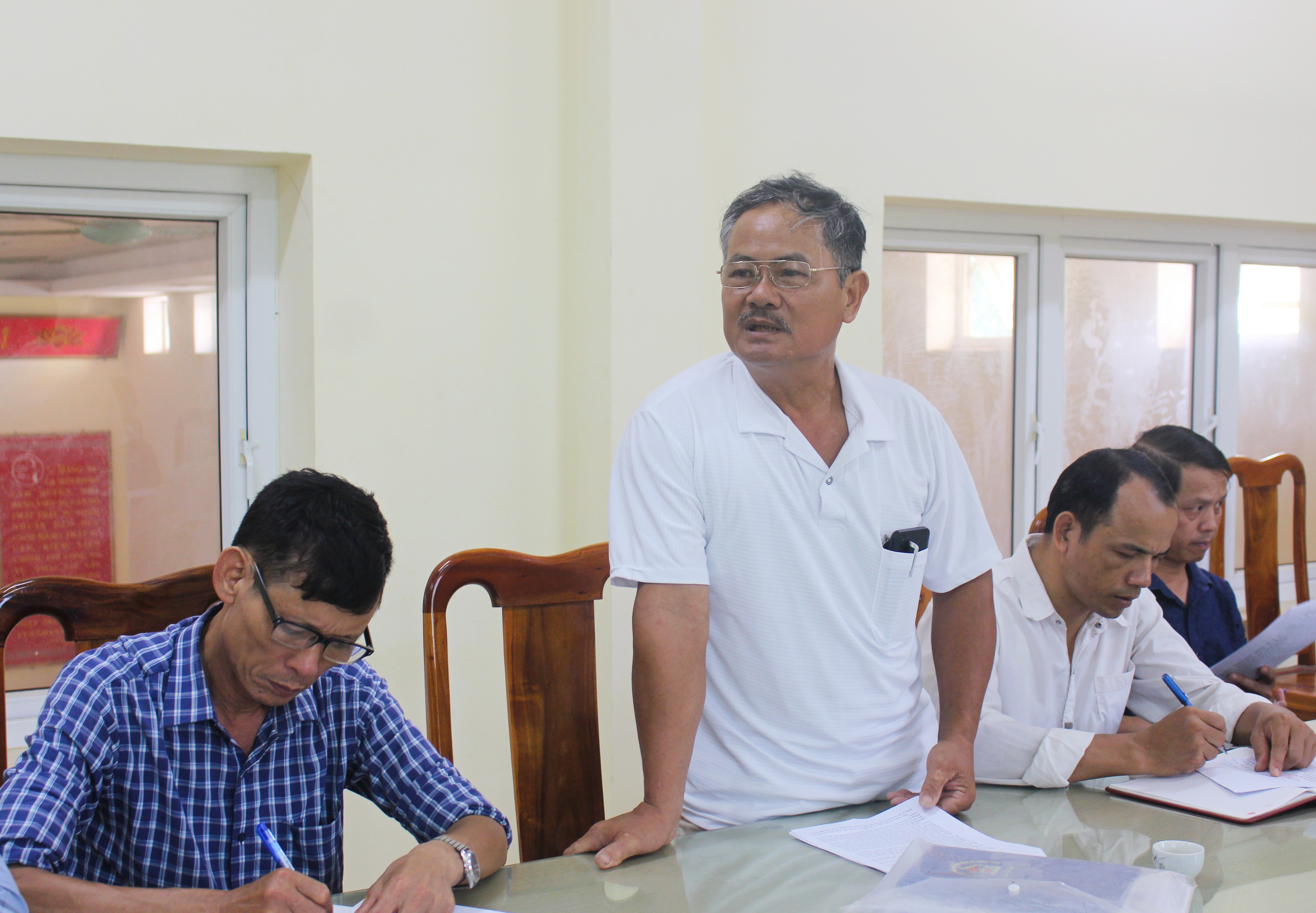Đại diện thôn phát biểu.