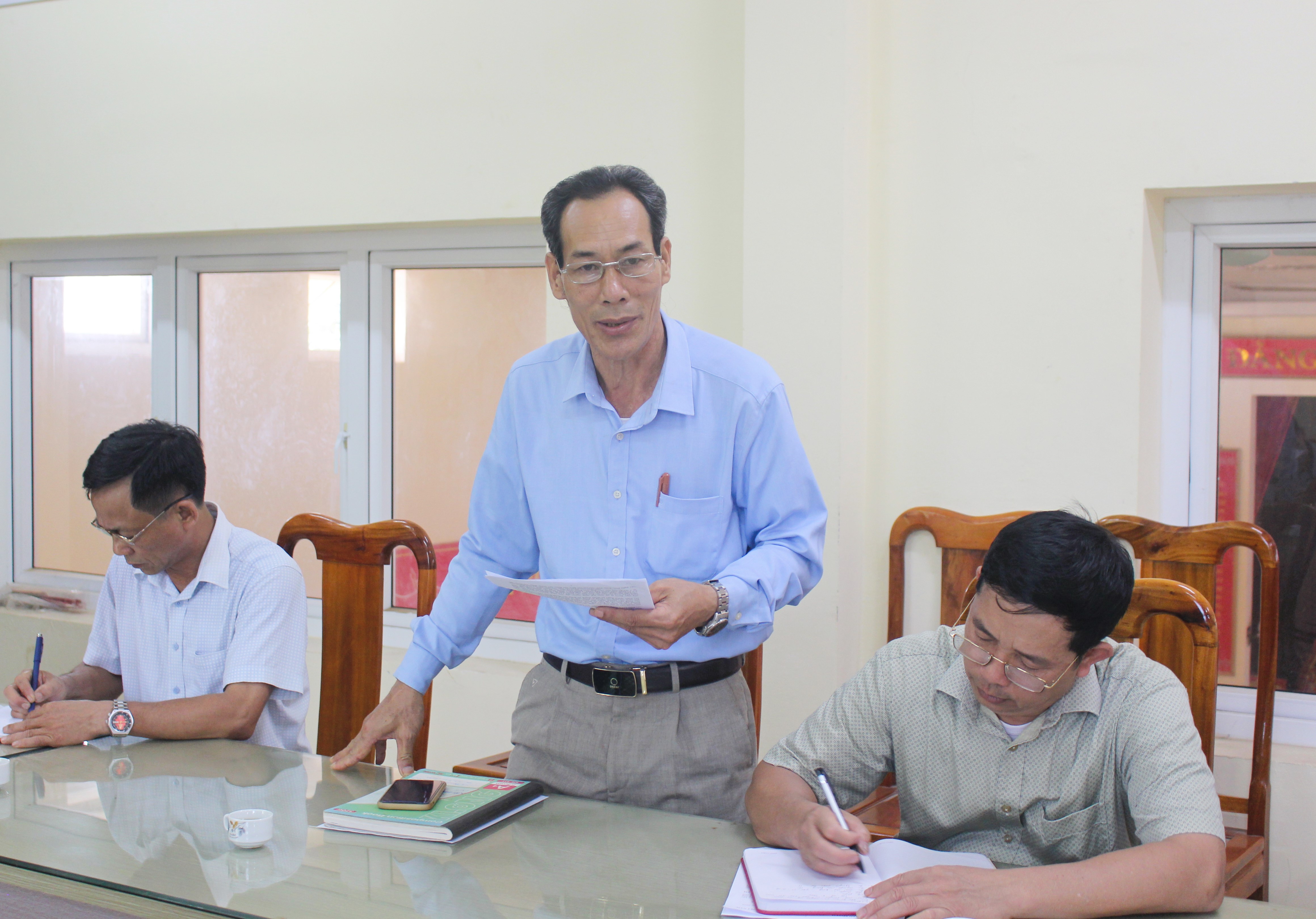 Đại diện lãnh đạo xã Thiệu Toán báo cáo tiến độ xây dựng xã NTM nâng cao, thôn NTM kiểu mẫu.