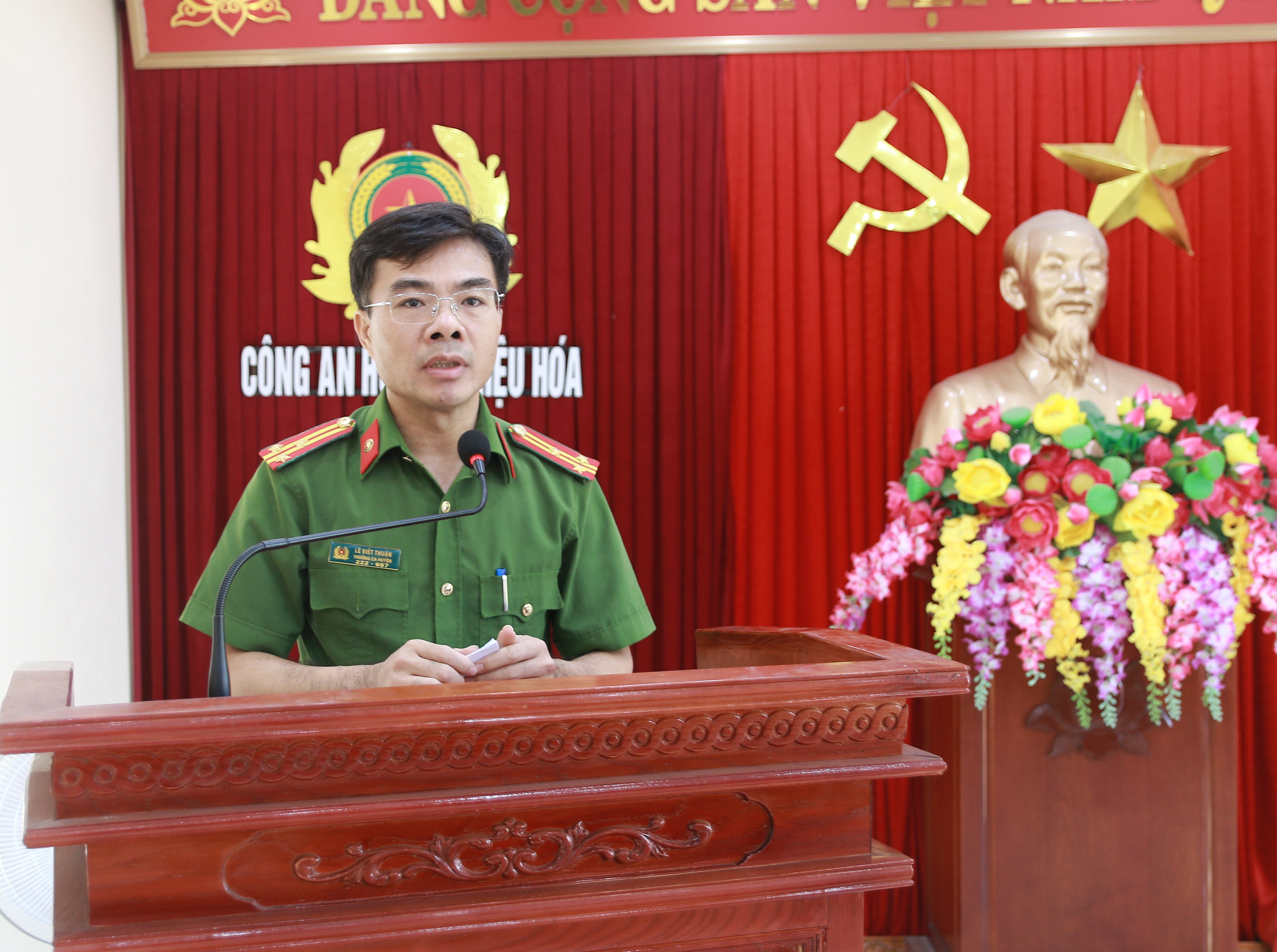 Thượng ta Lê Viết Thuận, Trưởng Công an huyện phát biểu chỉ đạo lực lượng tại lễ ra quân