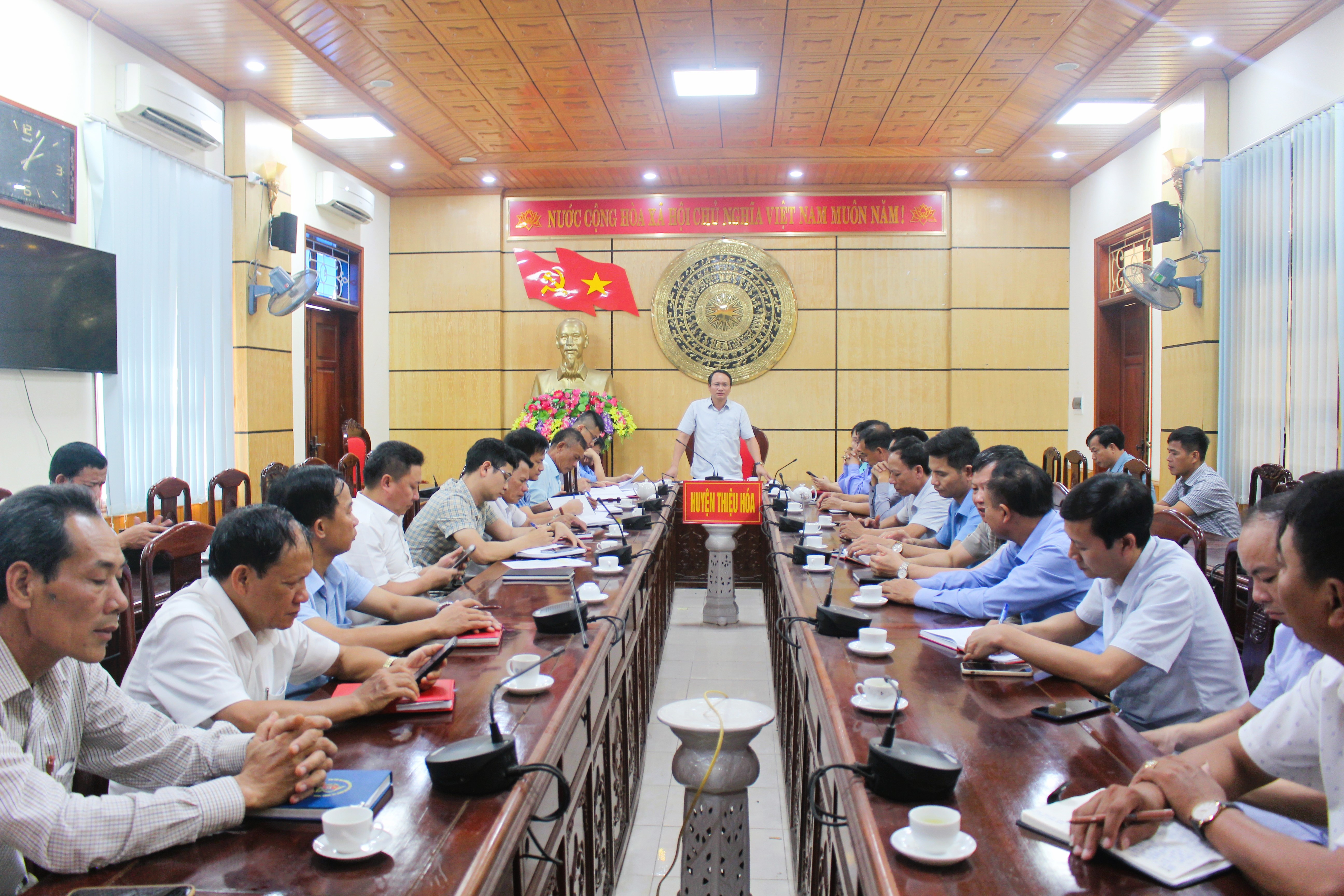 Đồng chí Nguyễn Ngọc Hiểu, Phó Chủ tịch UBND huyện chủ trì hội nghị.
