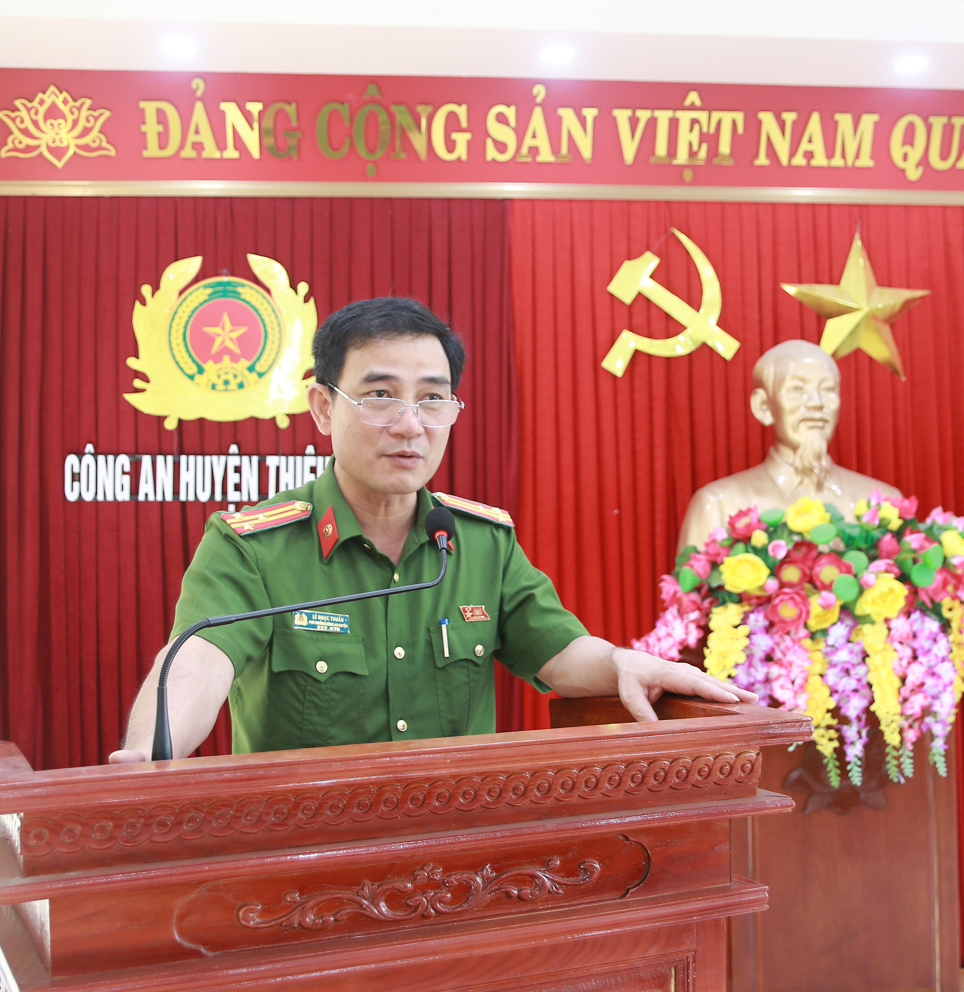 Thượng tá Lê Văn Thuấn, Phó trưởng Công an huyện triển khai phương án tổng kiểm tra