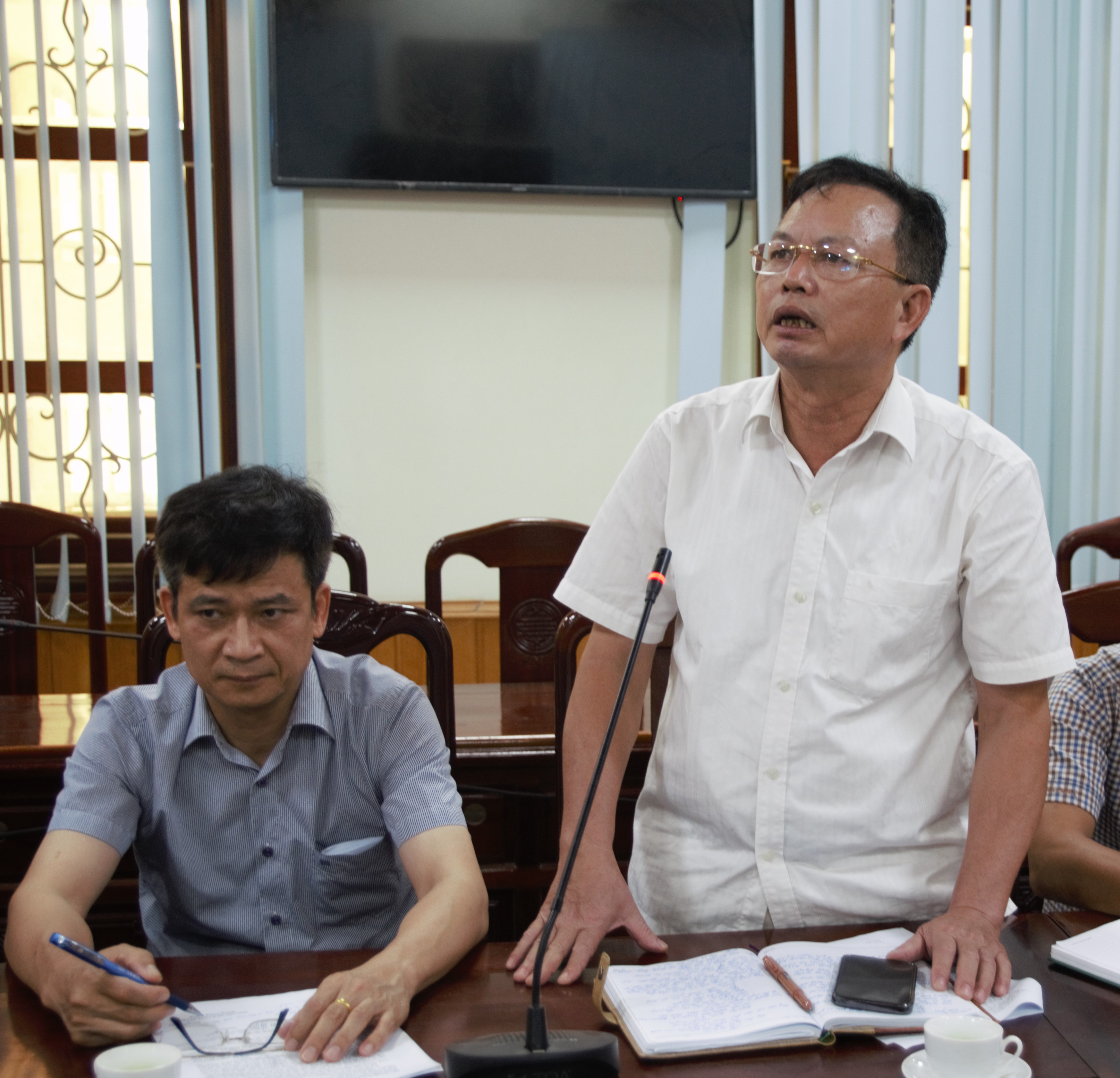 Bí thư Đảng uỷ xã Thiệu Trung phát biểu tại hội nghị