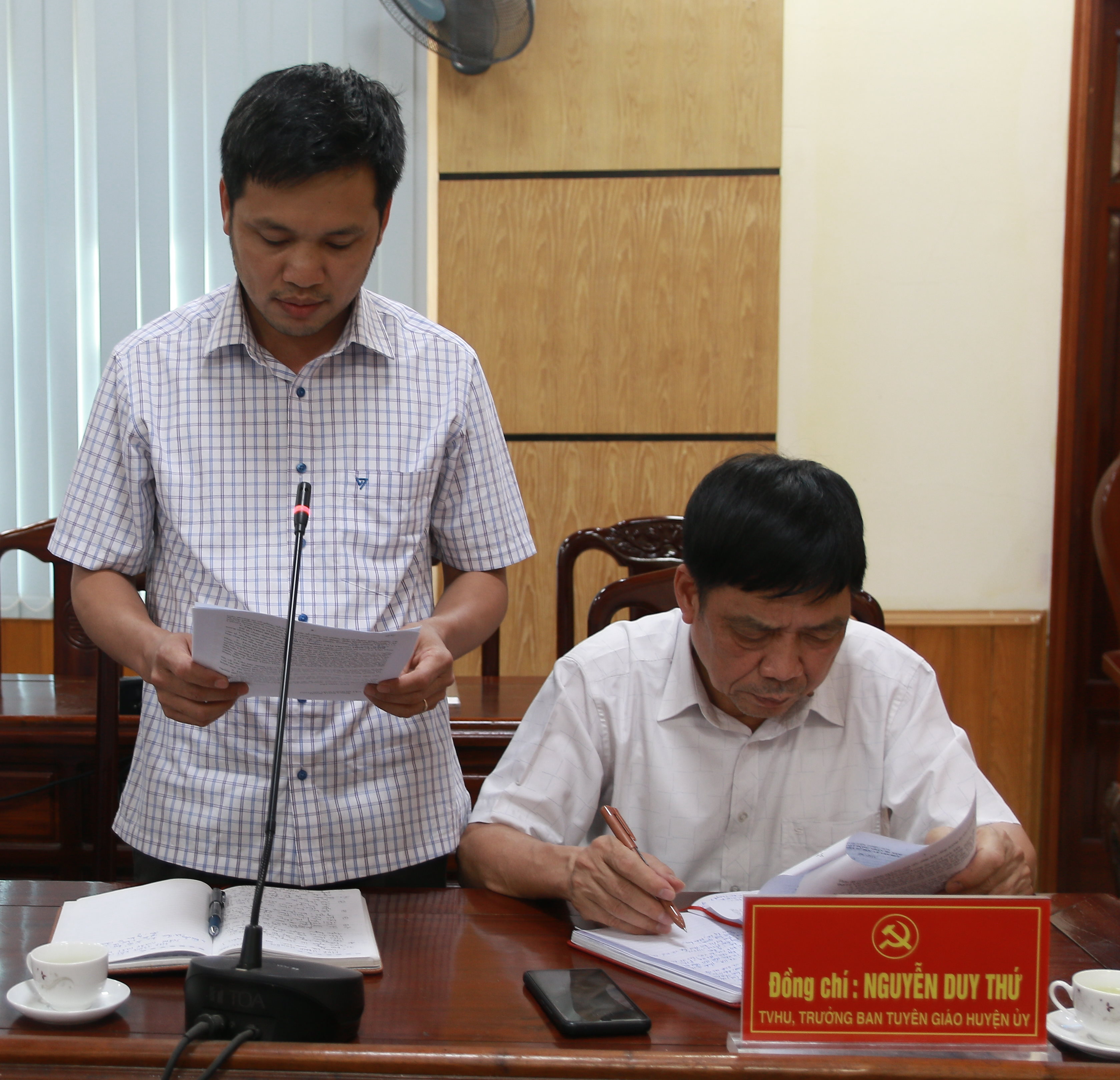 Đồng chí Nguyễn Quang Hoà, Phó Phòng VH-TT báo cáo tổng kết các hoạt động nhân 701 năm ngày mất Nhà sử học Lê Văn Hưu