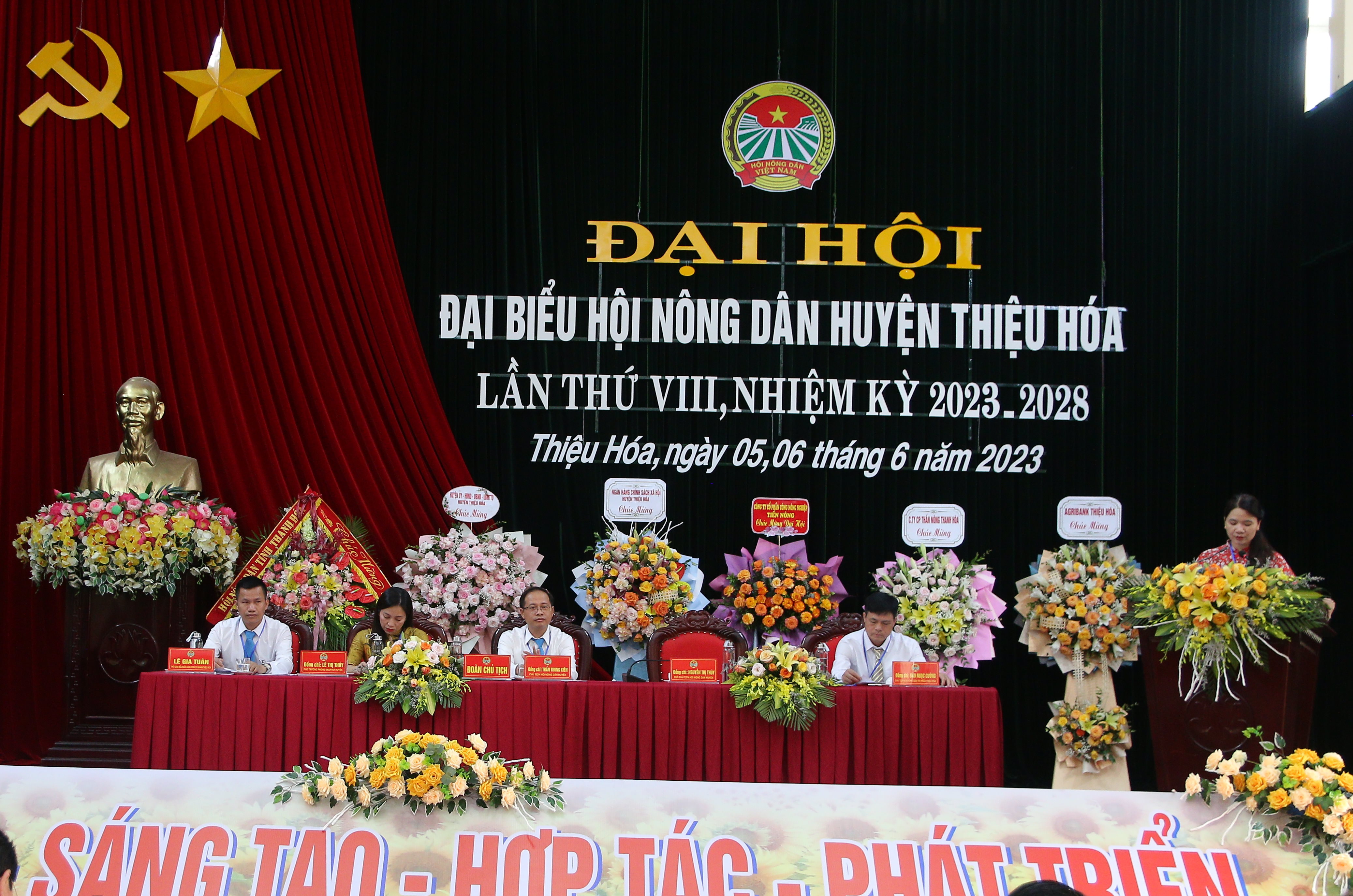 Đoàn Chủ tịch Đại hội