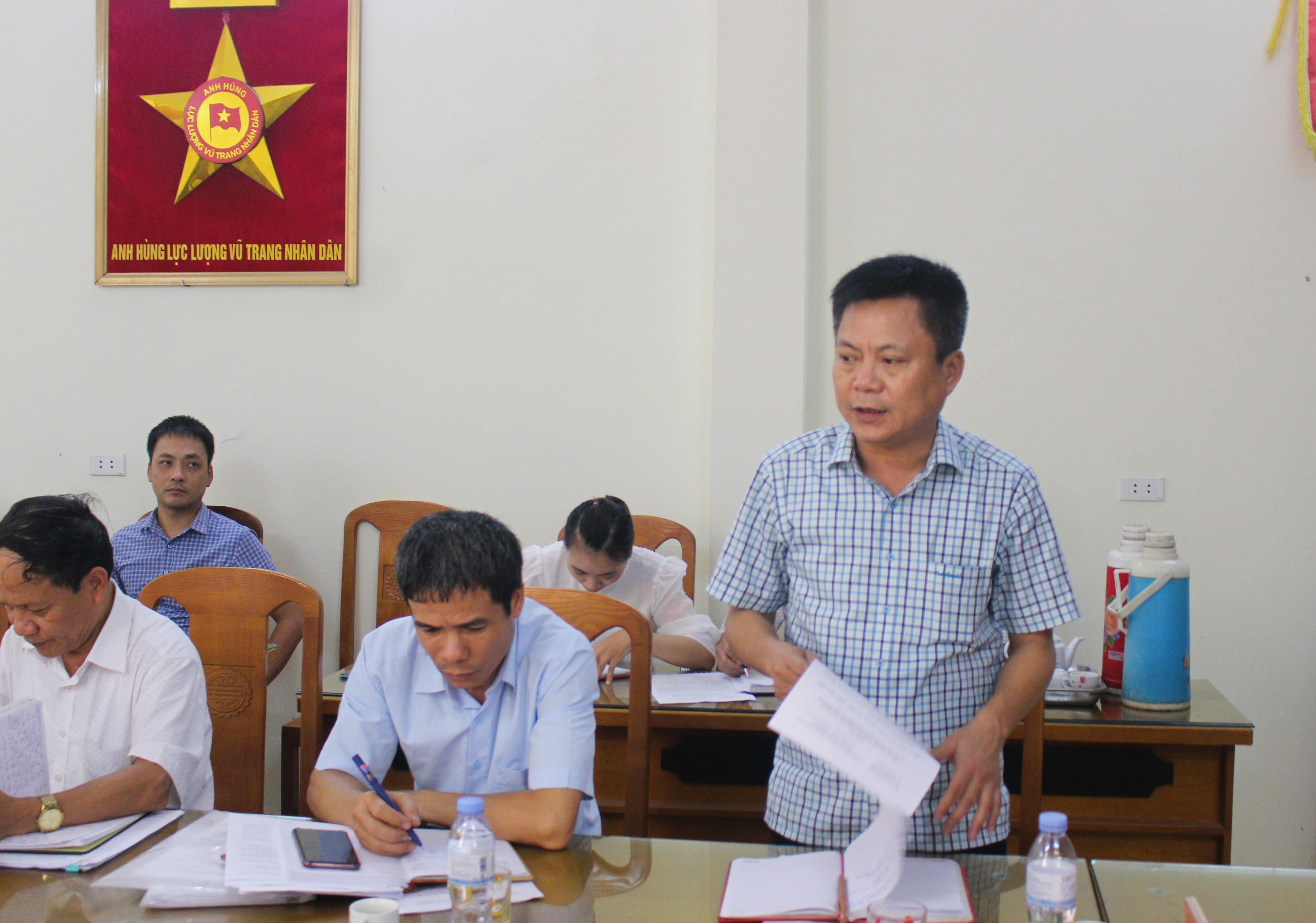 Đồng chí Huỳnh Thanh, Bí thư Đảng ủy, Chủ tịch HĐND xã Thiệu Chính báo cáo tiến độ xây dựng NTM nâng cao của xã.
