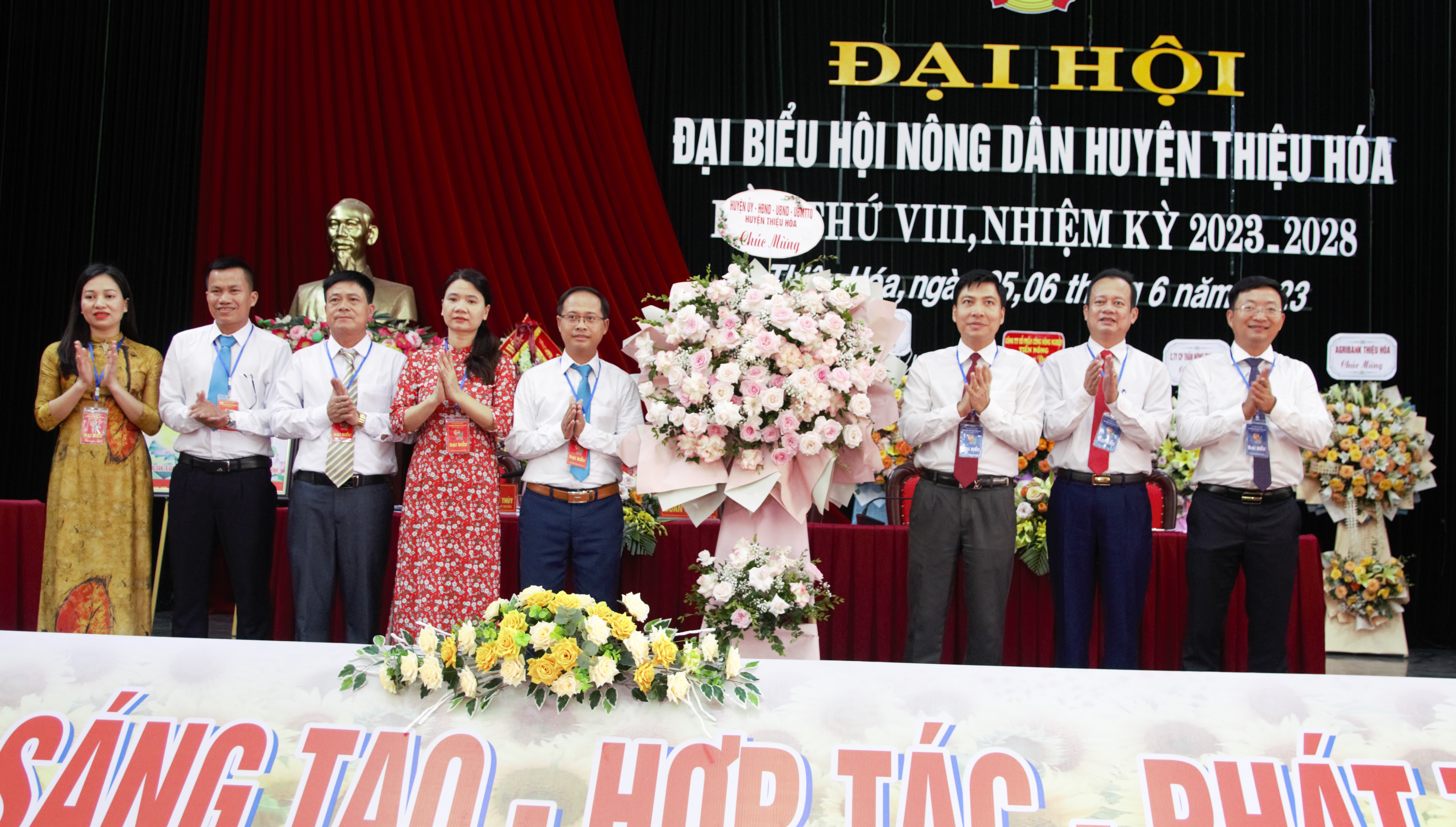 Các đồng chí lãnh đạo huyện tặng hoa chúc mừng Đại hội