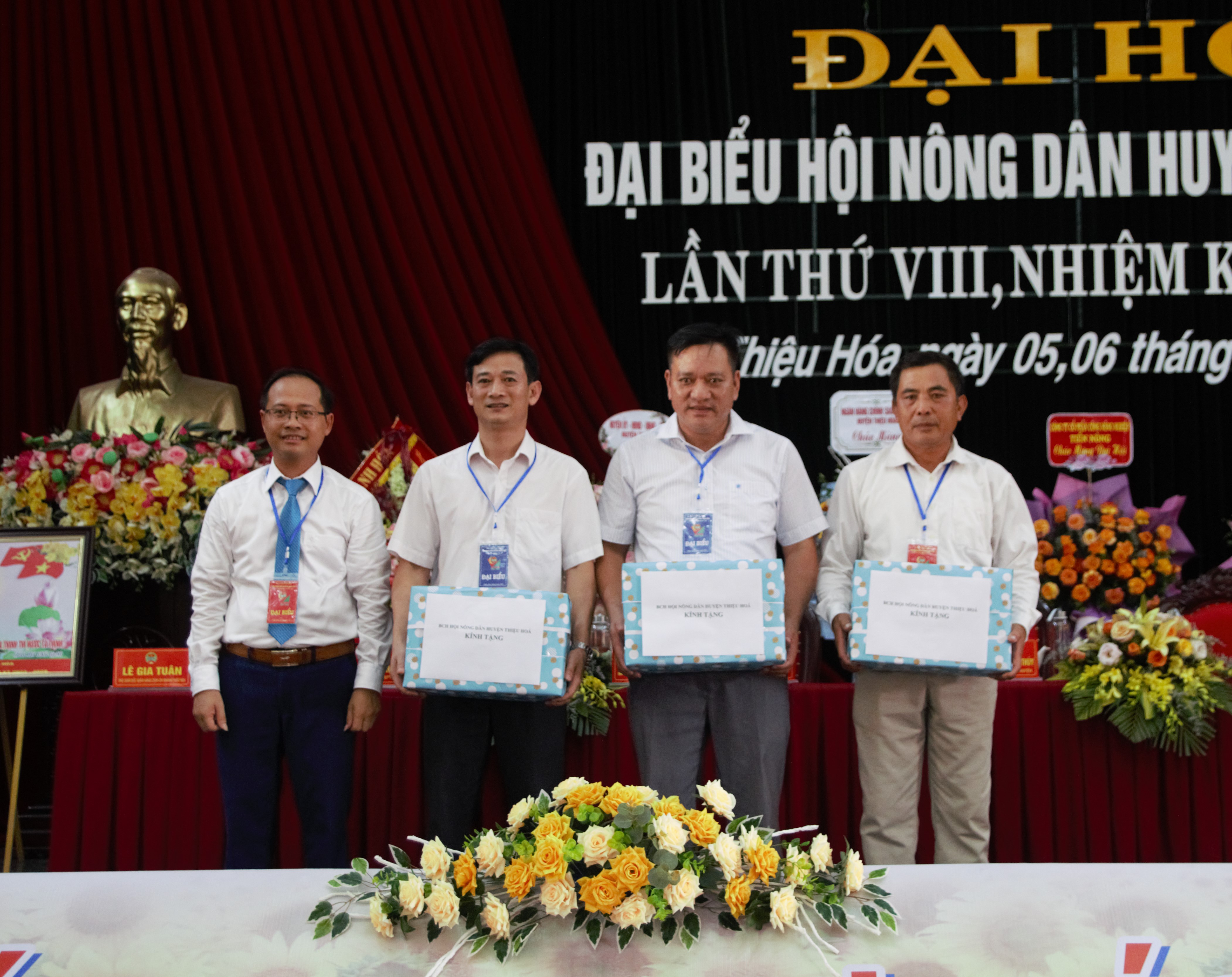 Chủ tịch Hội Nông dân tặng hoa các đồng chí BCH khoá VII
