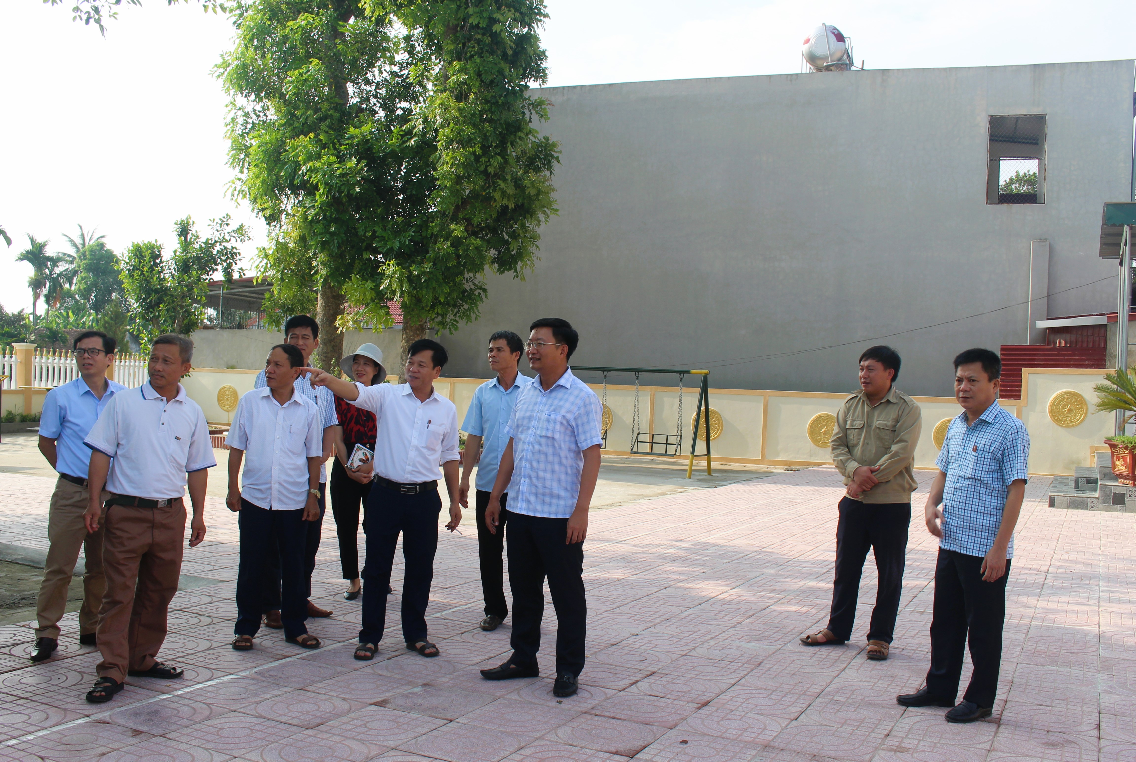 Đồng chí Nguyễn Thế Anh, Phó Bí thư, Chủ tịch UBND huyện cùng đoàn công tác kiểm tra thực tế tại các thôn trên địa bàn xã.