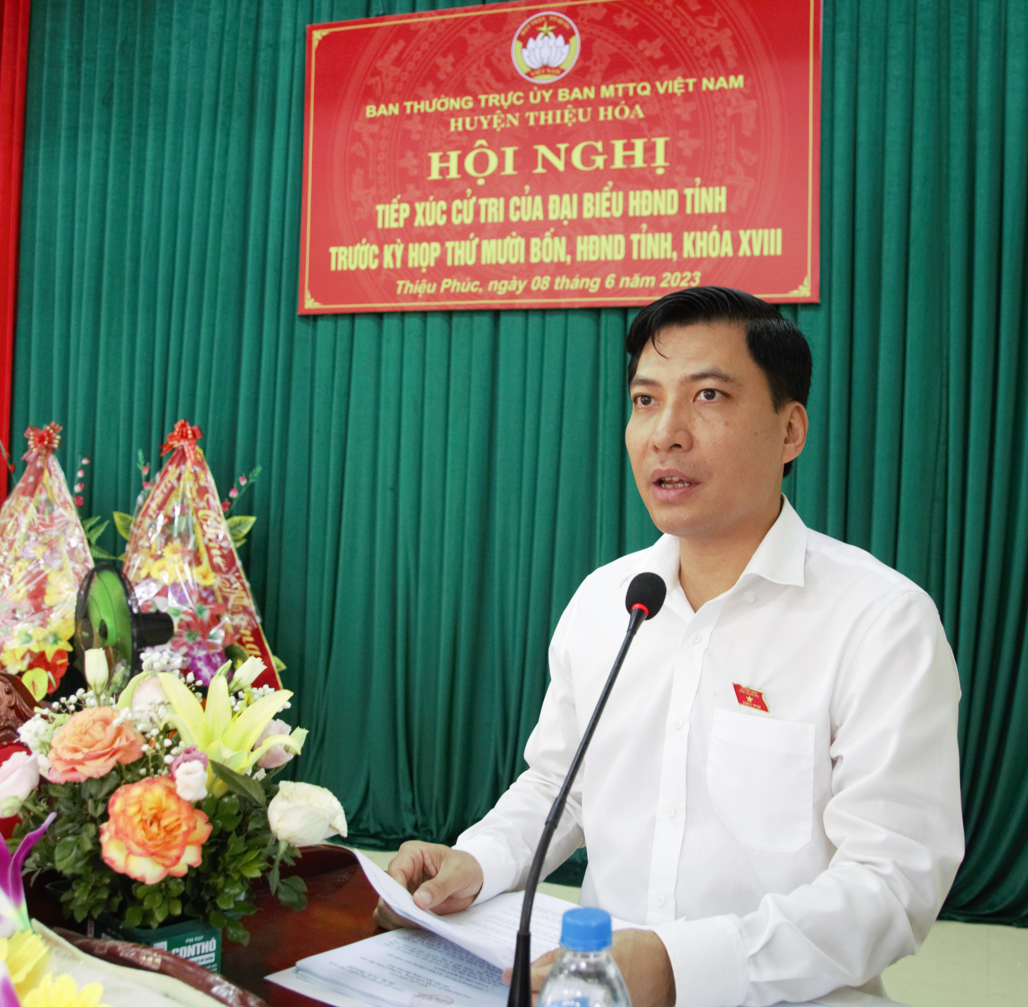 Đại biểu Nguyễn Văn Biện, Bí thư Huyện ủy Thiệu Hóa thông báo đến cử tri và Nhân dân dự kiến nội dung trong chương trình hội nghị.