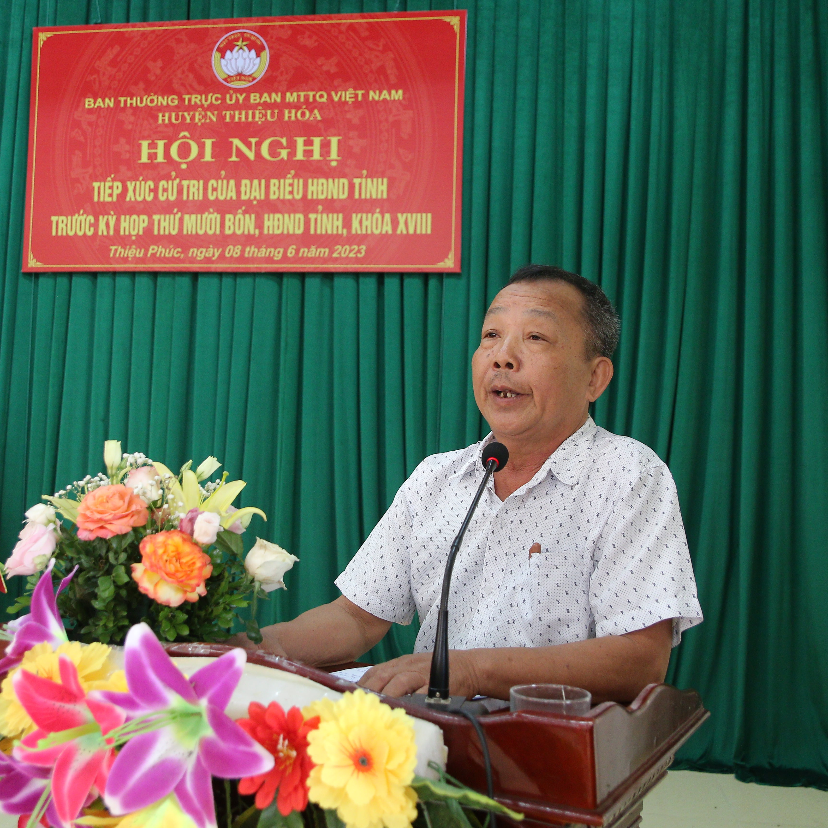 Cử tri phát biểu ý kiến tại hội nghị tiếp xúc