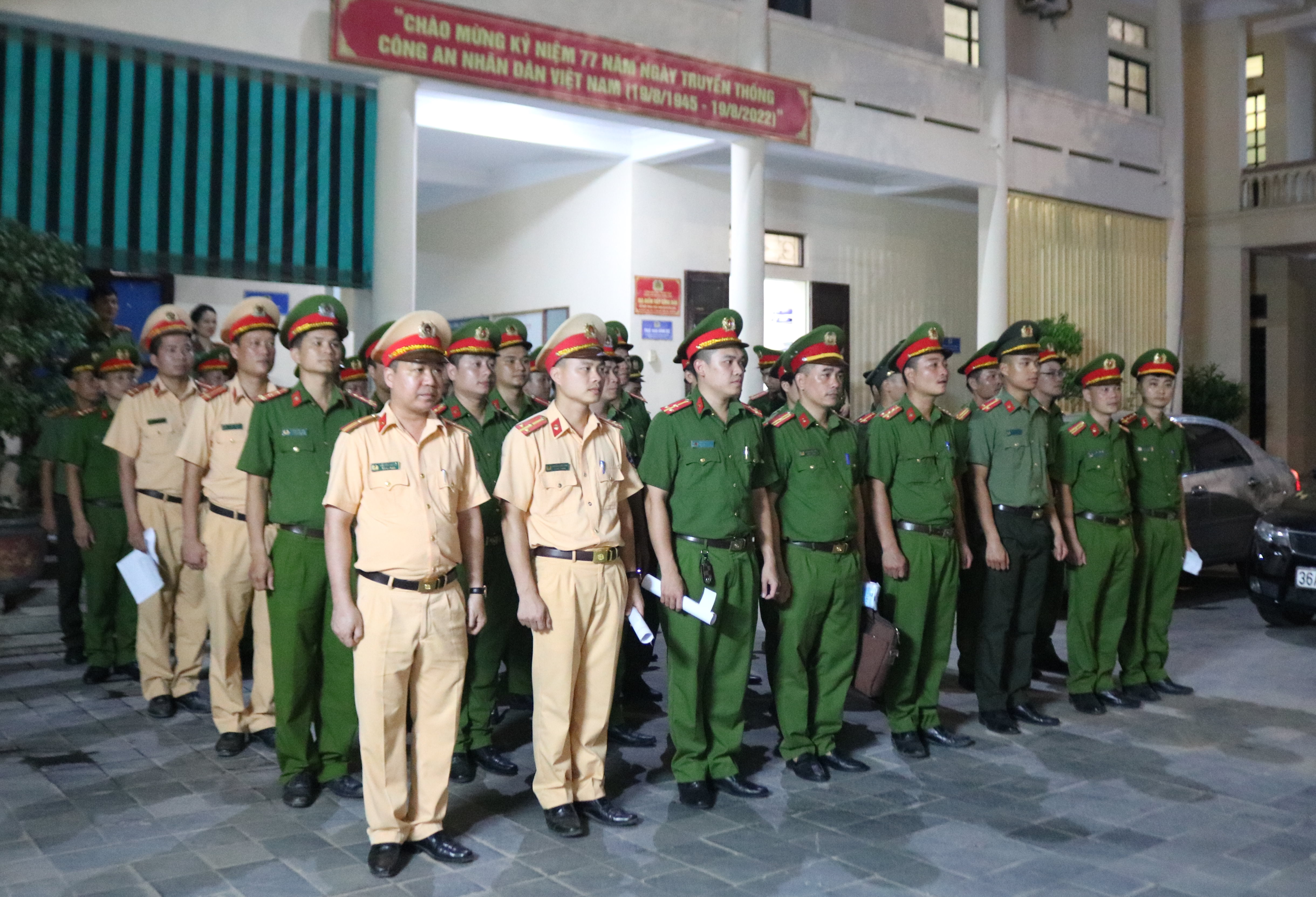 Các tổ công tác ra quân tổng kiểm tra các cơ sở có liên quan đến TTXH và hộ có yếu tố đặc biệt