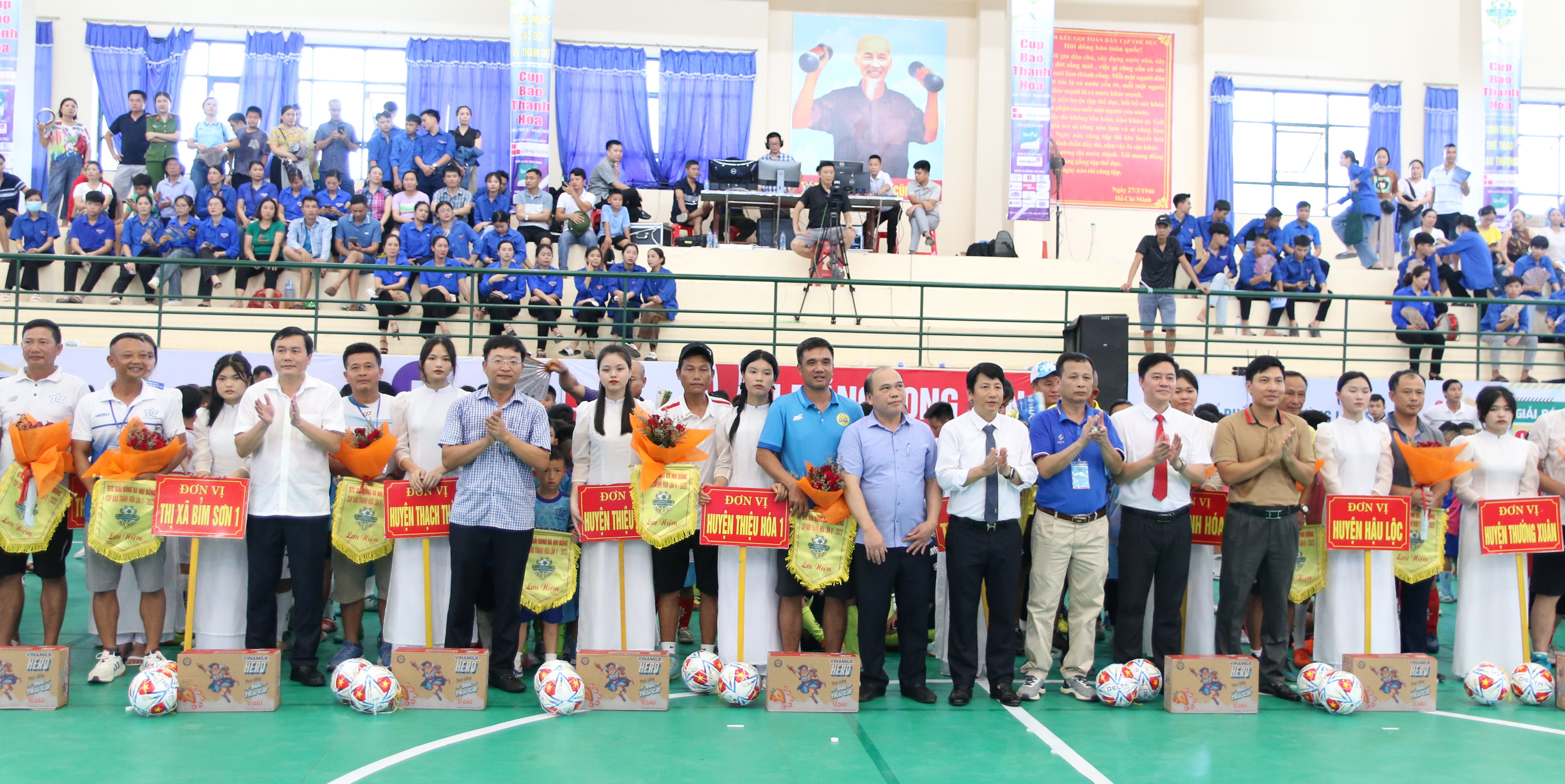 Ban Tổ chức trao cờ lưu niệm cho các đội tham dự giải