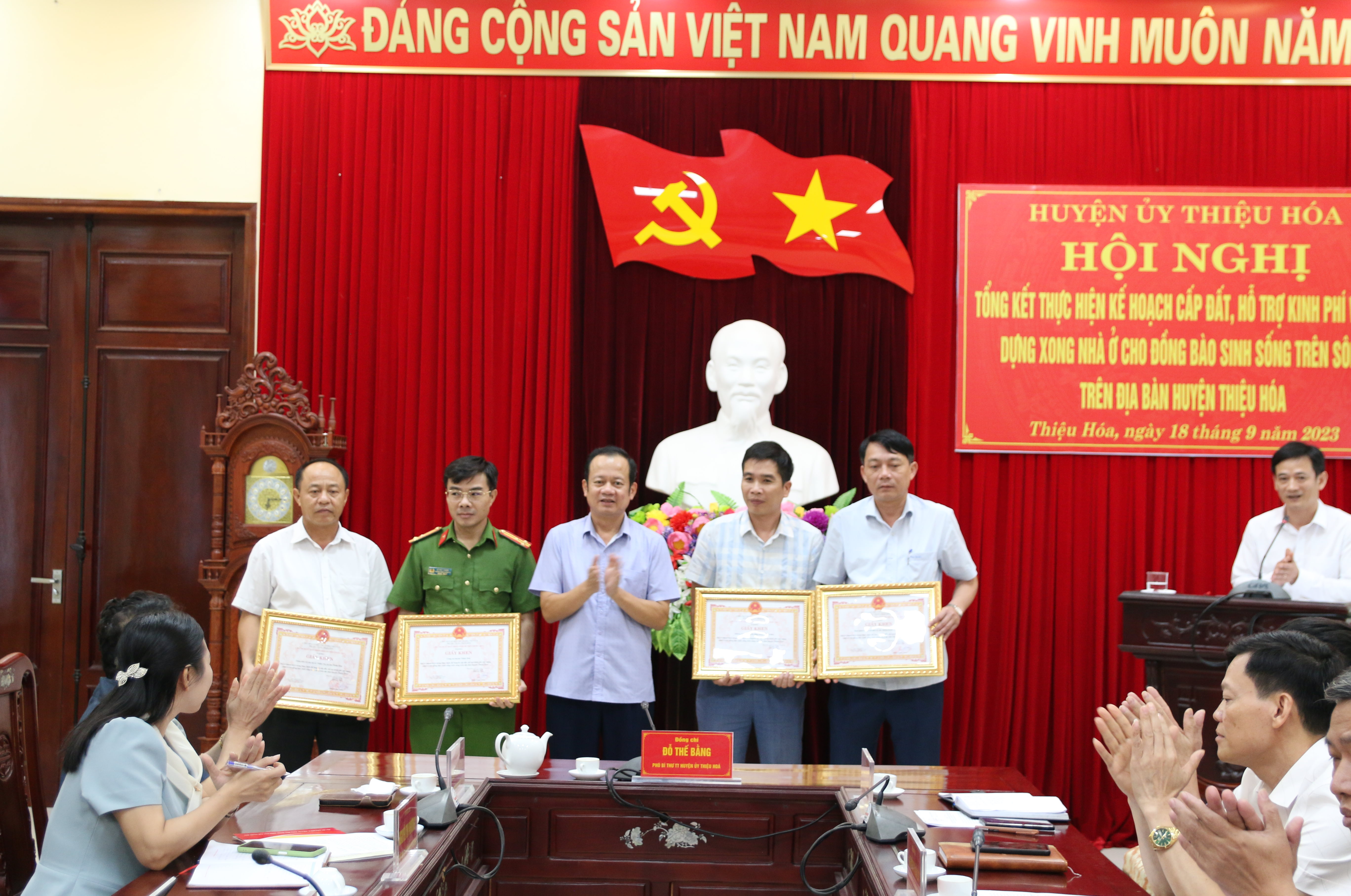 Đồng chí Đỗ Thế Bằng trao giấy khen của Chủ tịch UBND huyện cho các tập thể