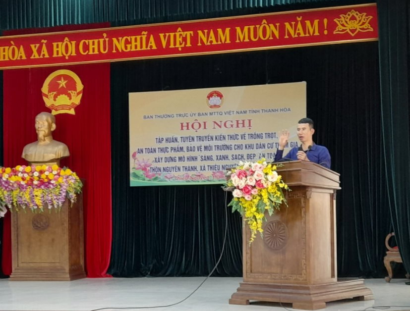 Cán bộ Trung tâm Dịch vụ Nông nghiệp phổ biến kiến thức an toàn thực phẩm, vệ sinh môi trường cho người dân