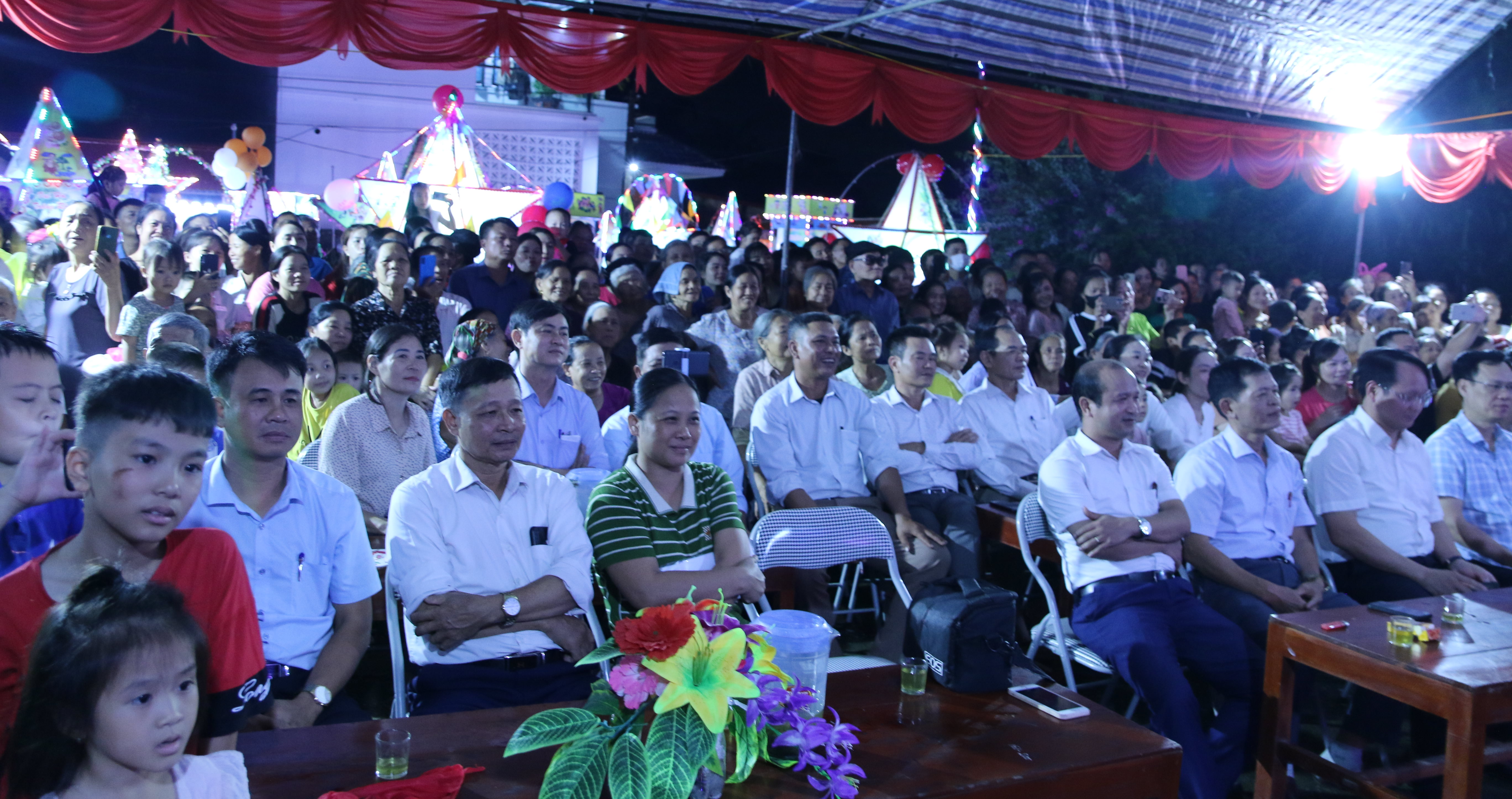 Chương trình thu hút đông đảo phụ huynh và Nhân dân trong thôn đến tham dự