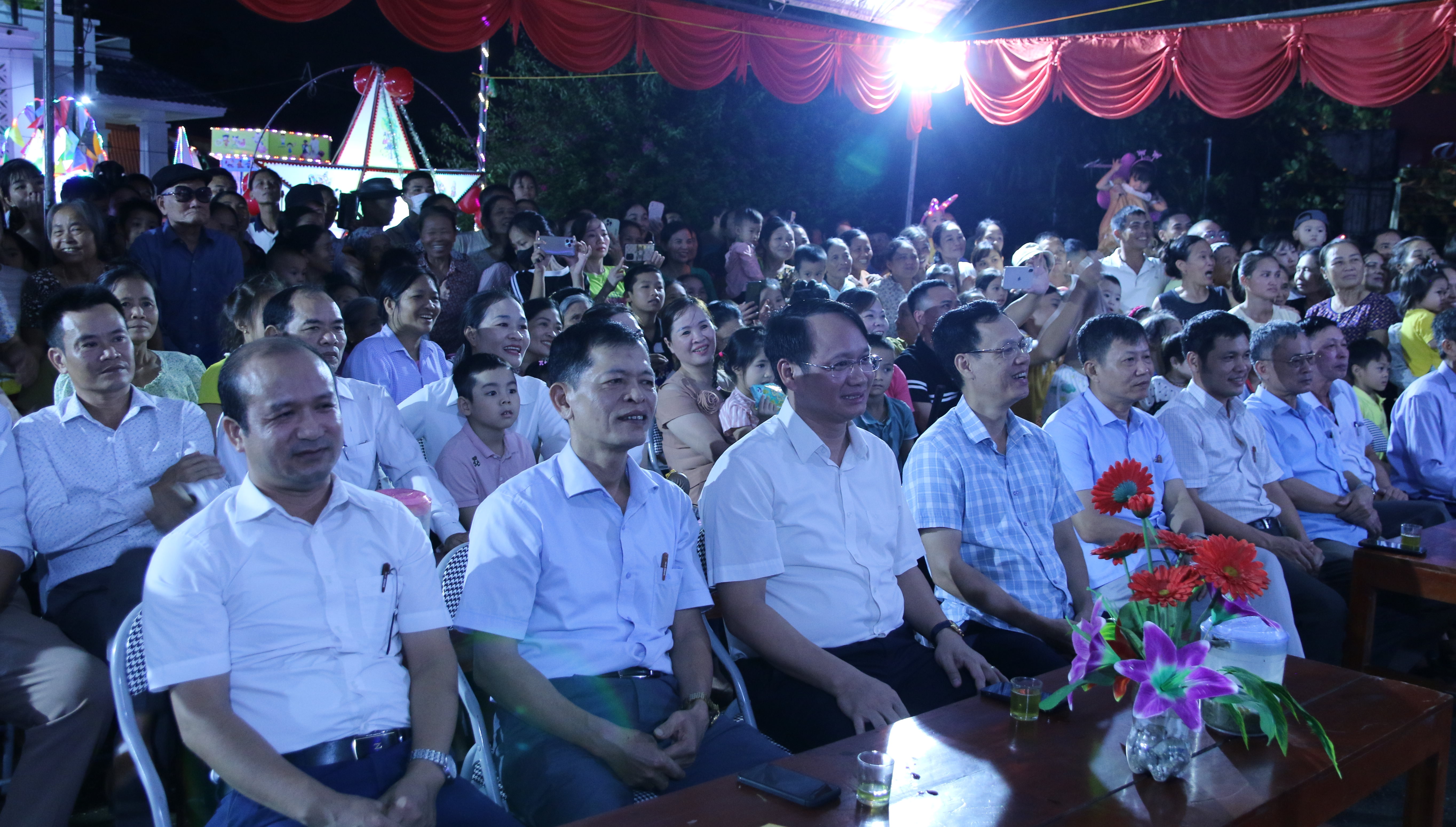 Các đồng chí lãnh đạo huyện và lãnh đạo xã Thiệu Hợp dự và chung vui với các em thiếu nhi tại đêm hội trăng rằm