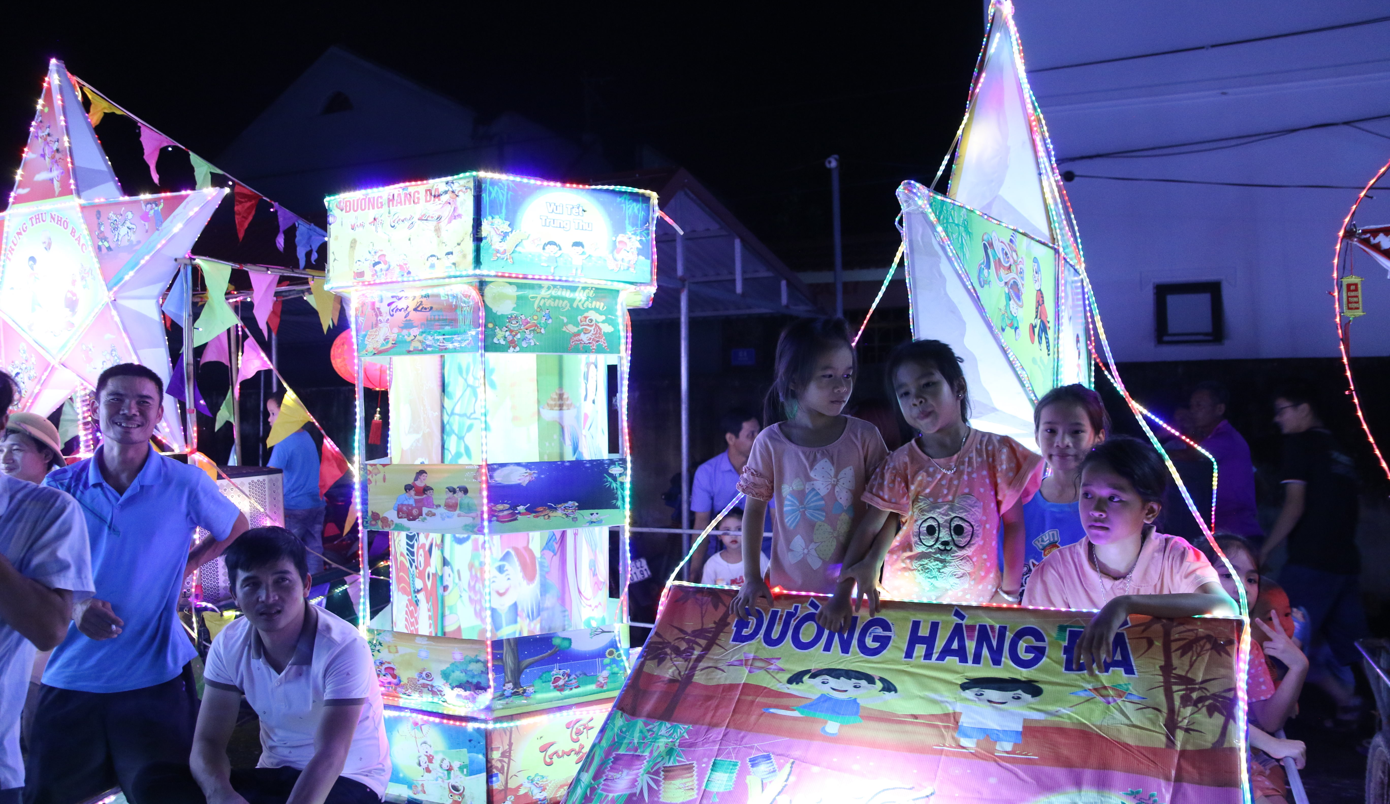 Những chiếc đèn lồng, đèn ông sao lung linh trong đêm hội