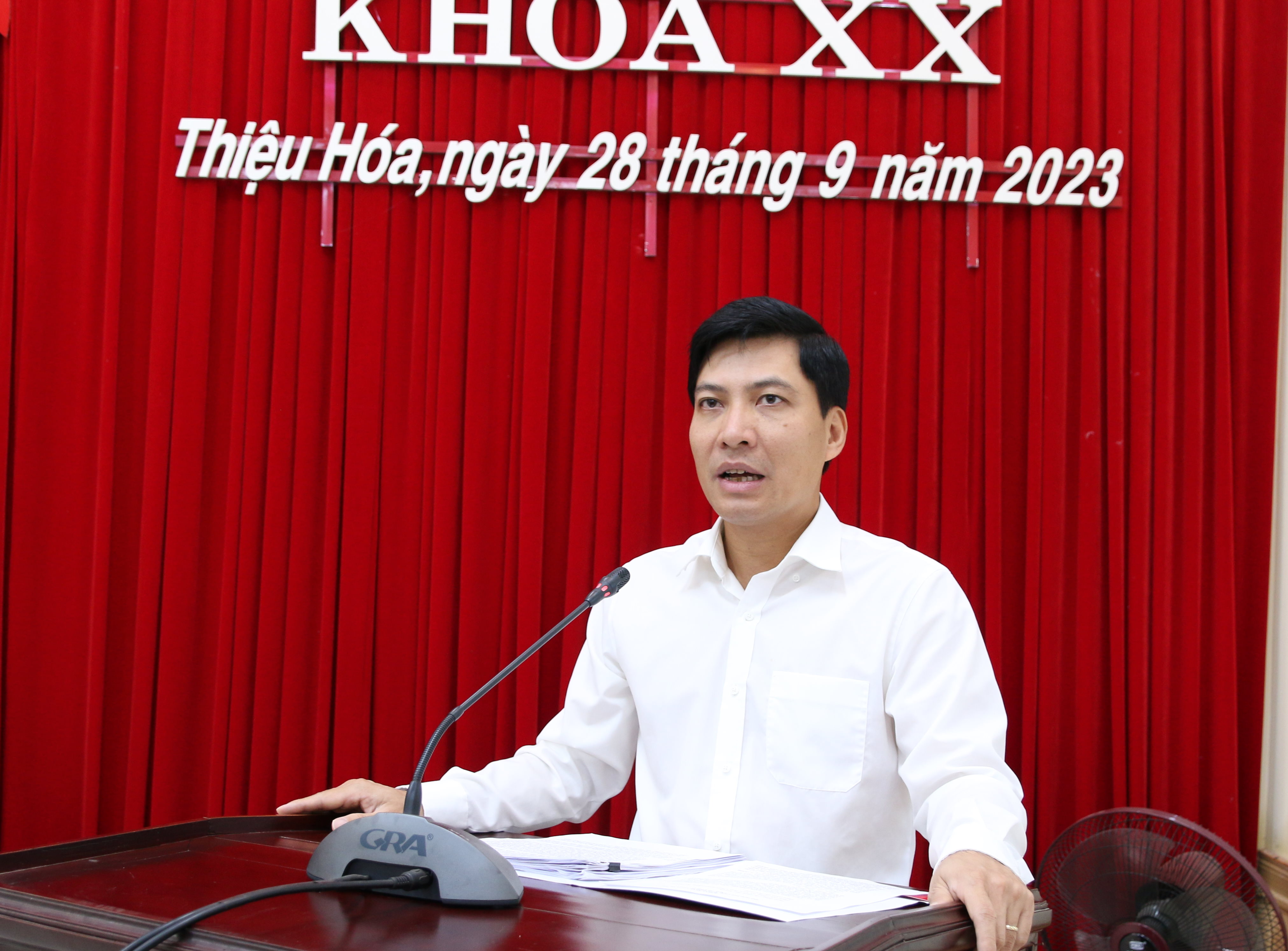 Đồng chí Nguyễn Văn Biện, Bí thư Huyện uỷ, Chủ tịch HĐND huyện khai mạc và chủ trì hội nghị.