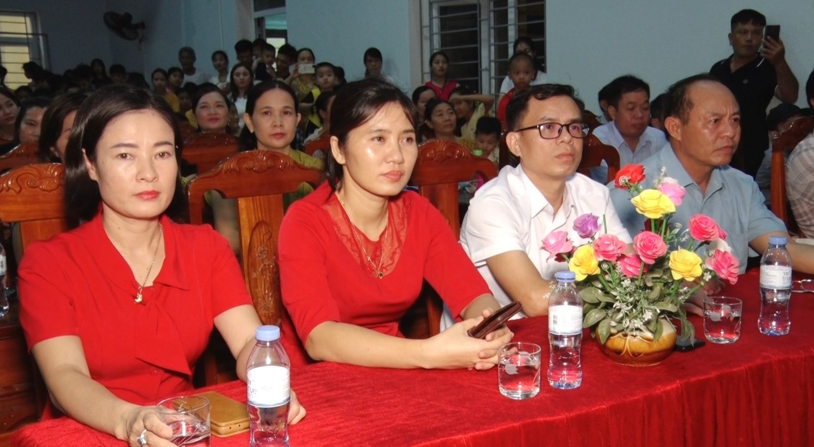 Các đồng chí lãnh đạo huyện, lãnh đạo Tạp chí Gia đình Việt Nam và lãnh đạo xã Thiệu Vũ dự và chung vui với các em thiếu nhi tại đêm hội trăng rằm.