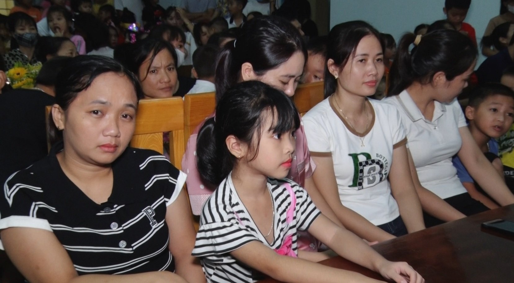 Đông đảo các em thiếu nhi, phụ huynh háo hức đón xem chương trình.