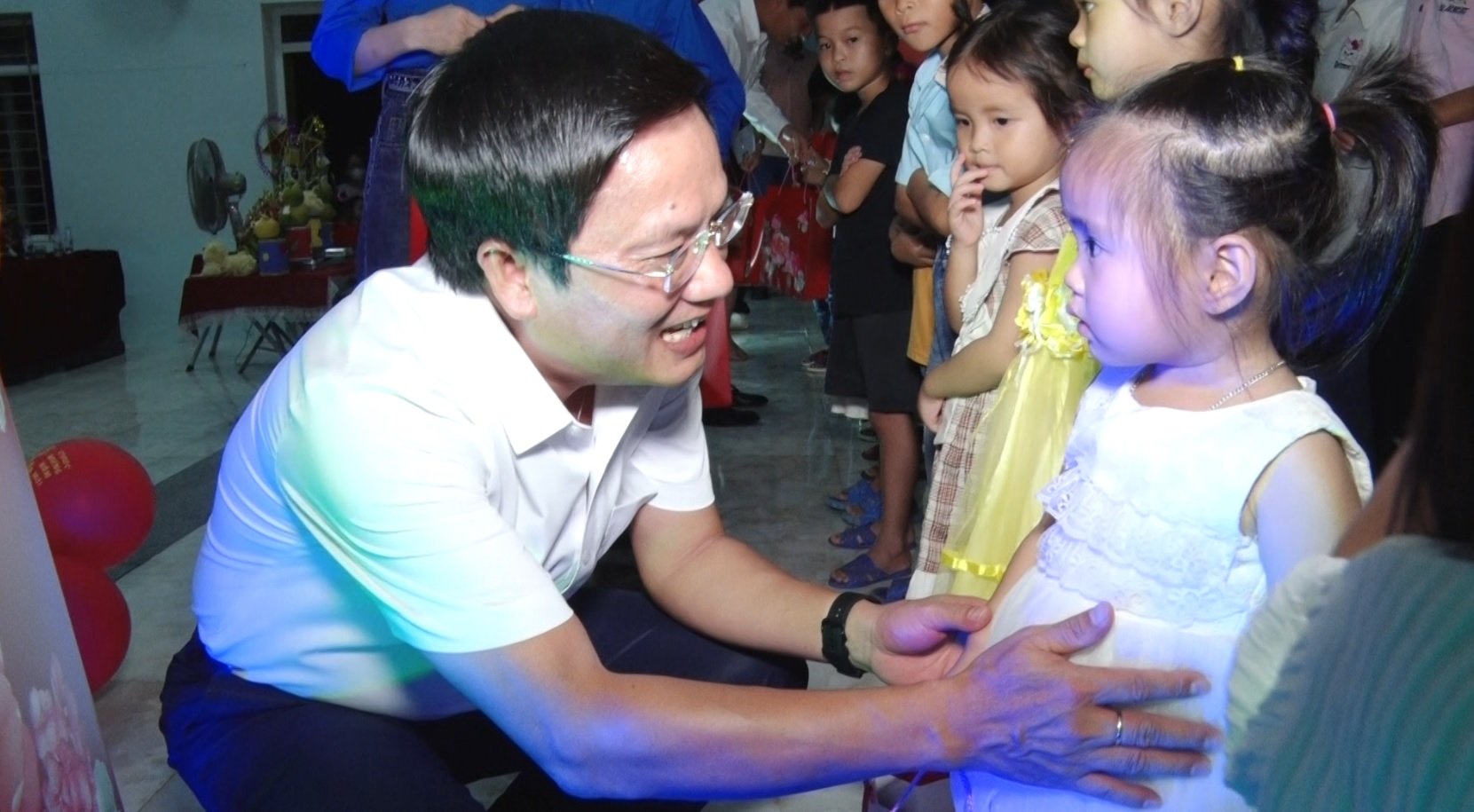 Đại diện lãnh đạoTạp chí Gia Đình Việt Nam trao quà cho các cháu thiếu nhi.