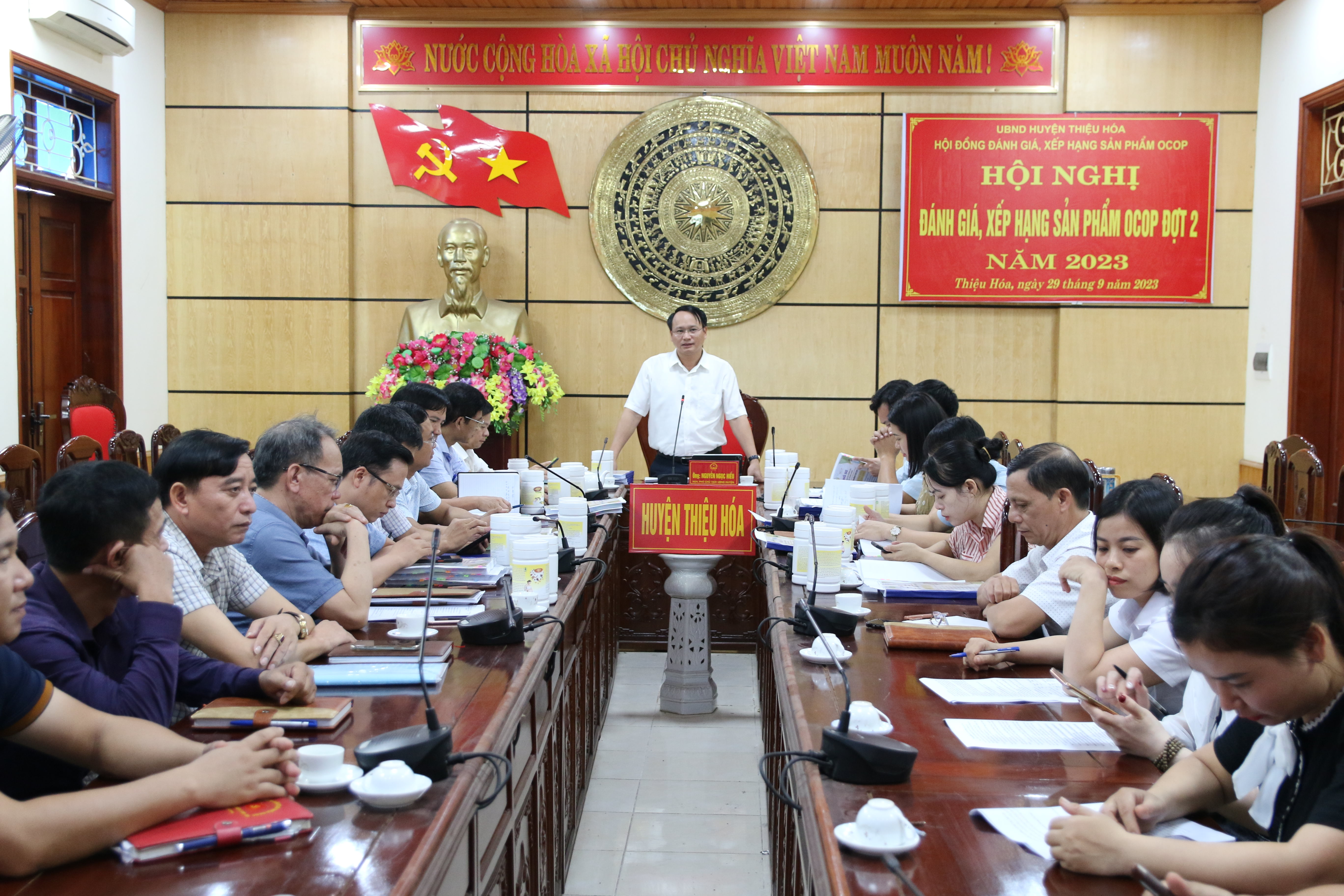 Phó Chủ tịch UBND huyện, Chủ tịch Hội đồng đánh giá, xếp hạng sản phẩm OCOP huyện Nguyễn Ngọc Hiểu chủ trì hội nghị