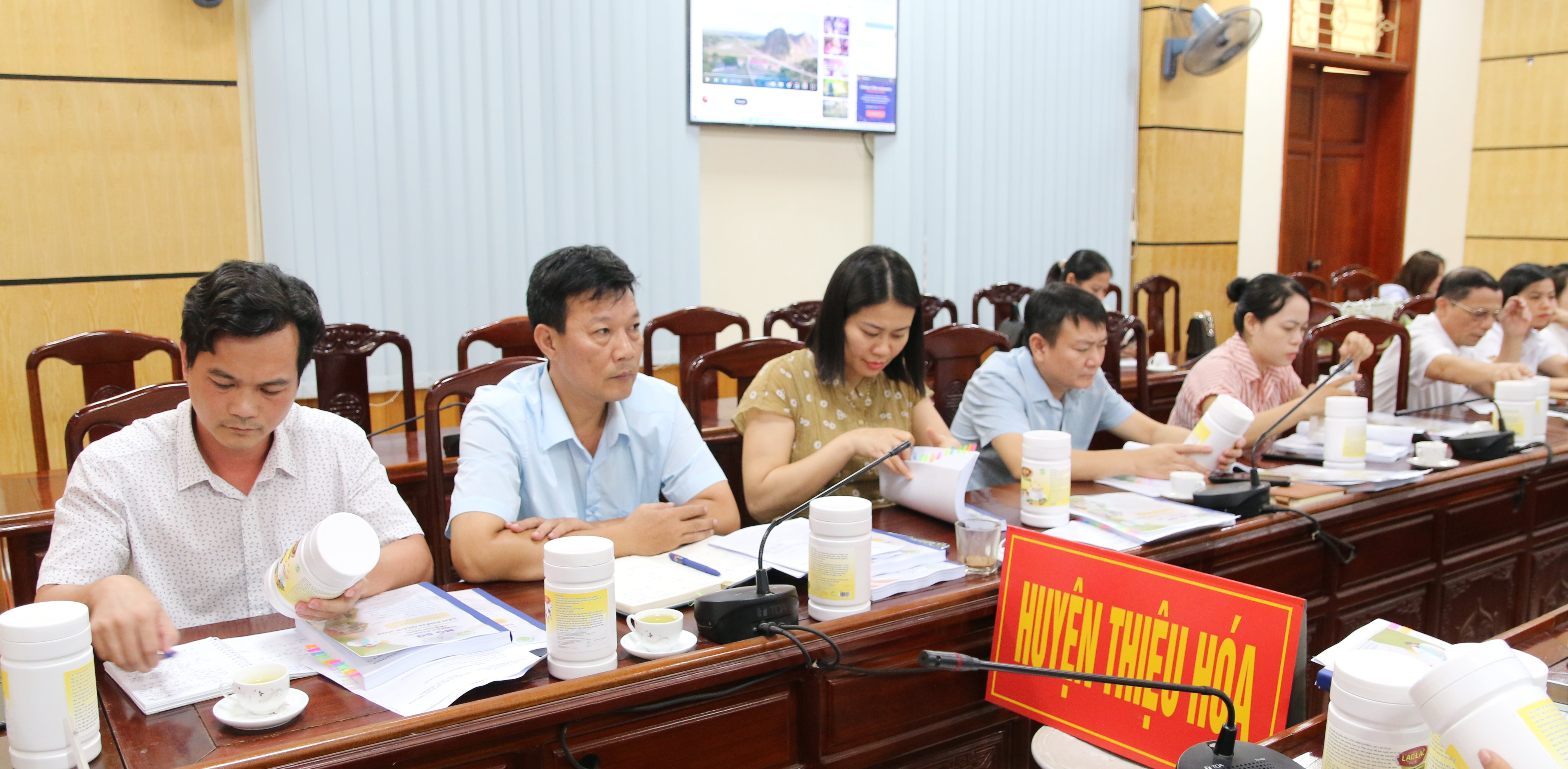 Đại diện các Sở NN&PTNT, KHCN, TNMT, và Sở Y tế tham gia chấm diểm, đánh giá xếp hạng sản phẩm