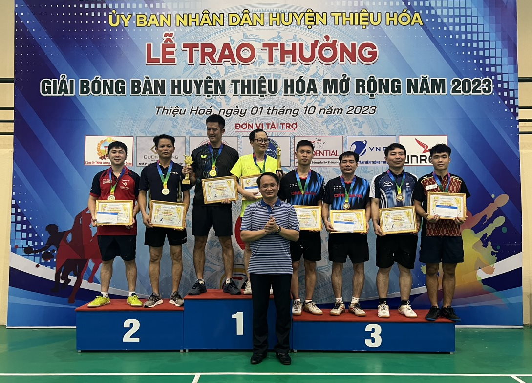 Đồng chí Nguyễn Ngọc Hiểu trao giải cho các CLB đạt giải nhất, nhì, ba ở nội dung lãnh đạo