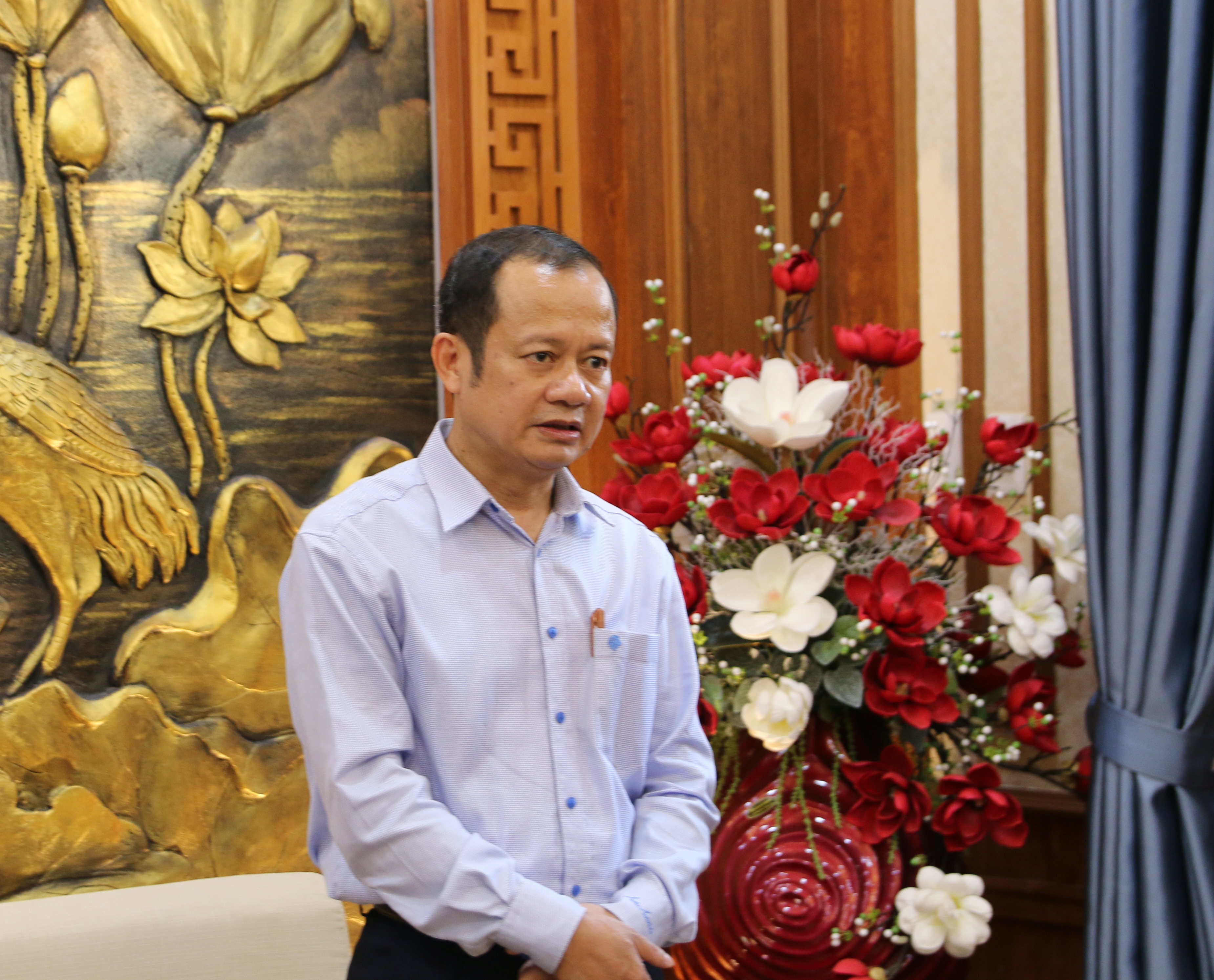 Phó Bí thư Thường trực Huyện uỷ Đỗ Thế Bằng phát biểu chúc mừng cán bộ, giáo viên ngành giáo dục