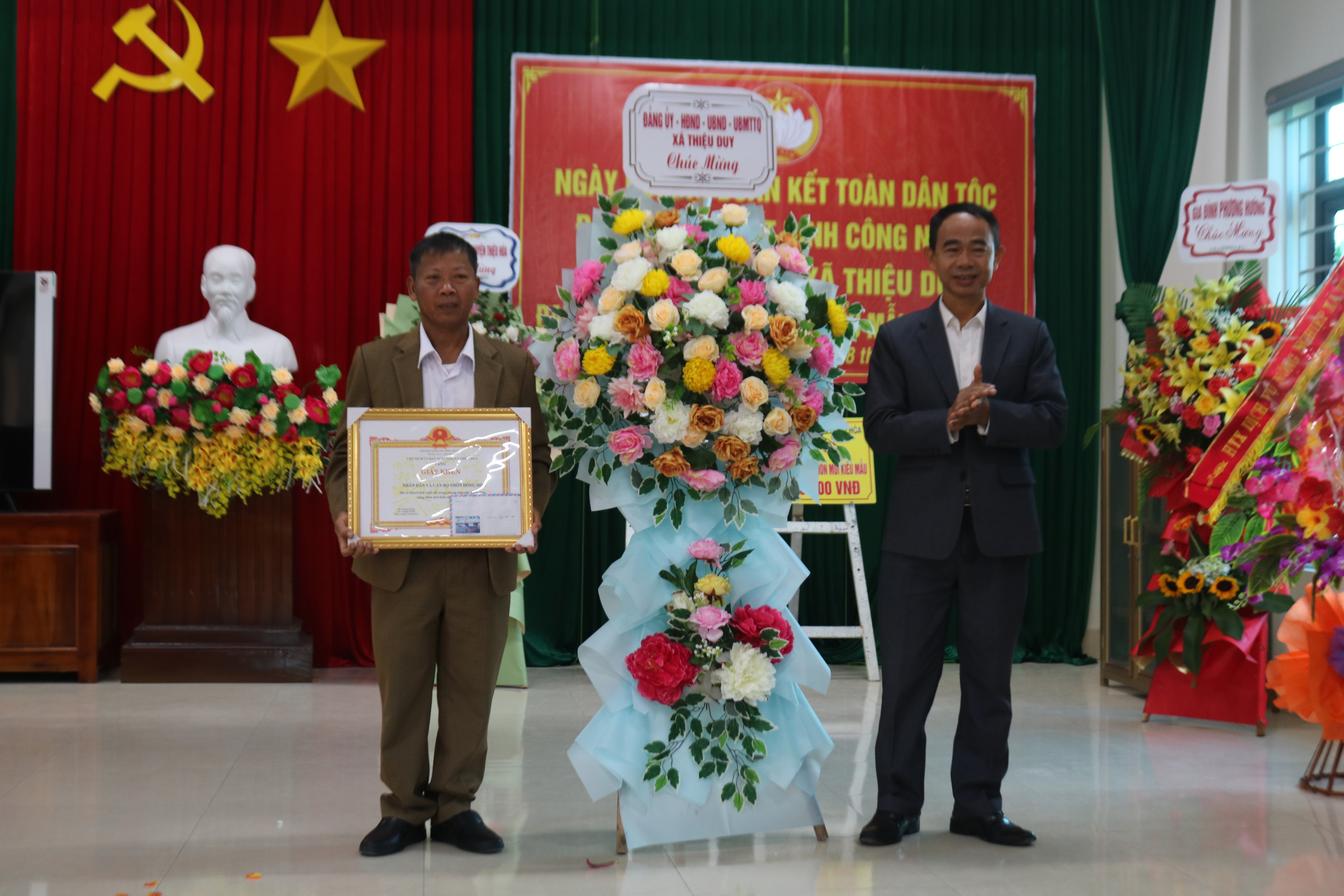 Các đồng chí Lãnh đạo xã Thiệu Duy chúc mừng, tặng hoa, giấy khen và phần thường cho cán bộ, nhân dân thôn Đông Hòa và các cá nhân