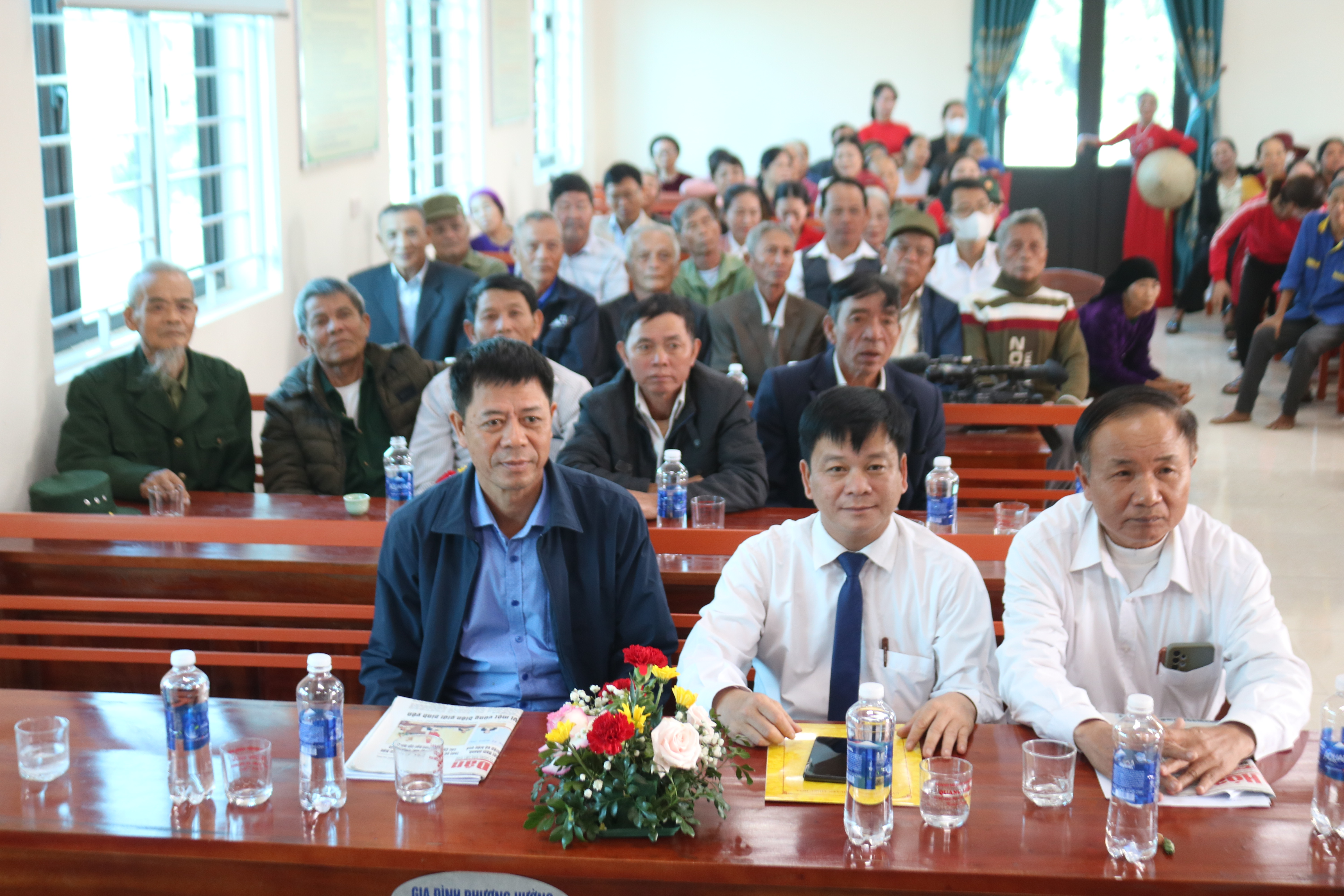 Các đại biểu về dự buổi lễ