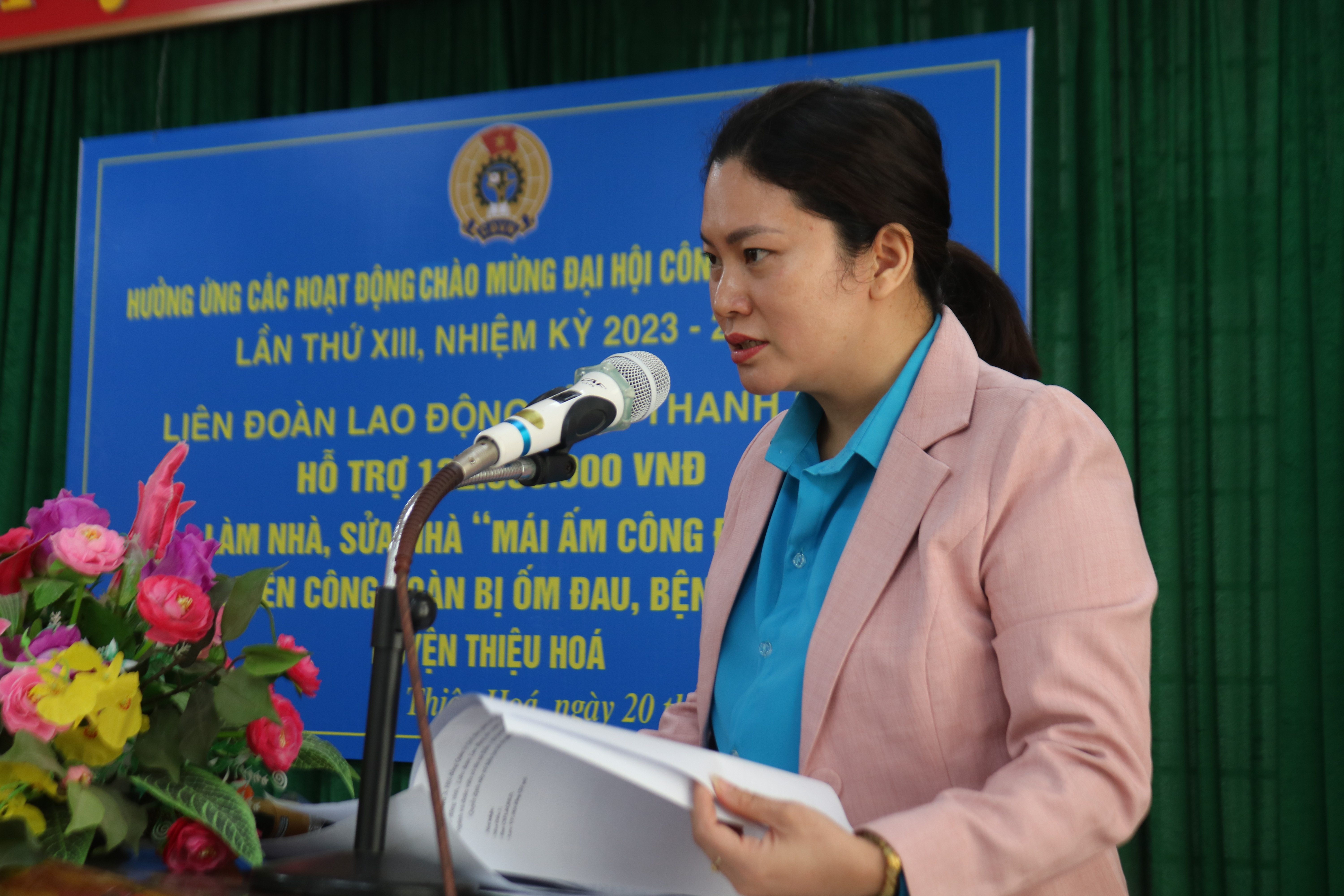 Đồng chí Nguyễn Thị Hà, PCT Liên đoàn Lao động huyện thông qua nội dung chương trình